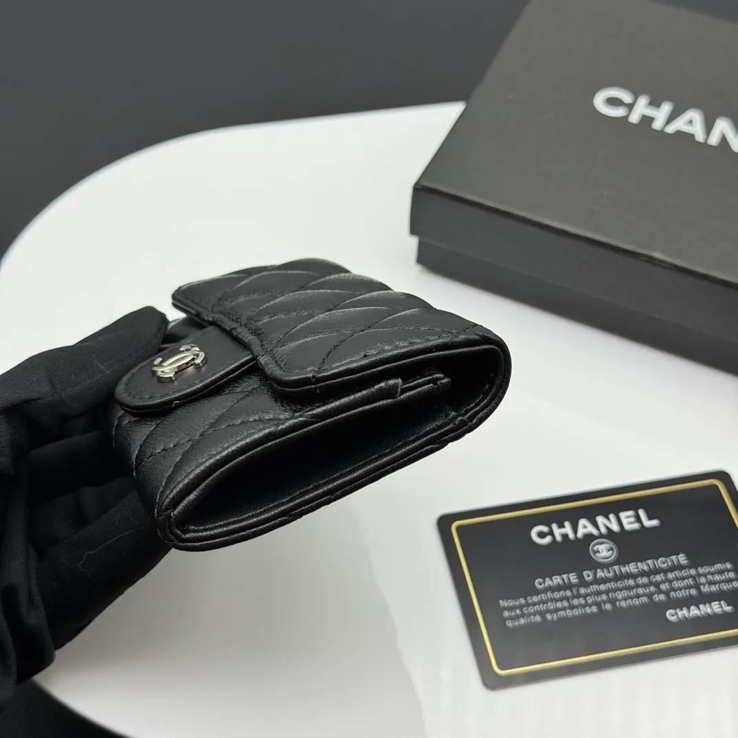 💰130 💎Top quality 💖 𝑪𝑯𝑨𝑵𝑬𝑳 Sheep pattern black/silver 💌 23K classic diamond pattern lambskin Chanel wallet 👛 CHANEL Classic Series Many new cf small card bags have arrived! This card holder has an extra card pocket at the back than the previous classic card holder❤️You can store cards and coins separately😊A very practical coin purse❤️Model number: AP458 Size: 11X7.5X2