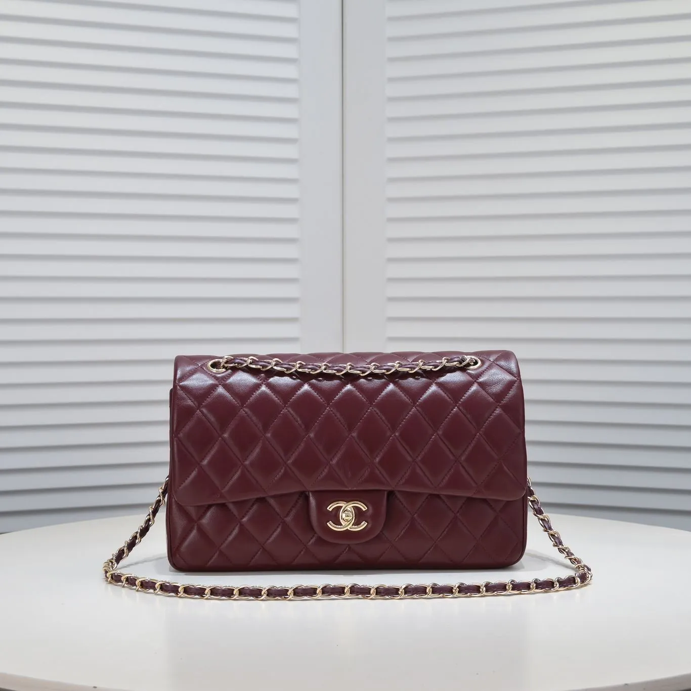 💰460￥maroon [color] Chanel [color] century classic, carefully crafted with exquisite workmanship of every stitch and thread, imported sheepskin with original hardware, full of rhombus 💯The shape of the whole bag is particularly perfect in softness 👍👍😔😔Classic and irresistible, size: 30X18X8cm, style number: 1113