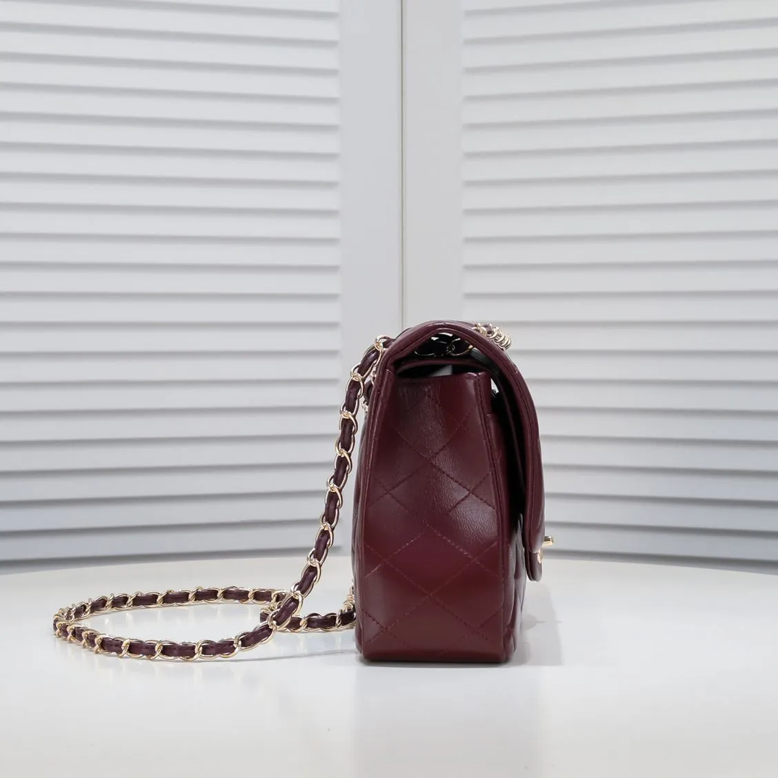 💰460￥maroon [color] Chanel [color] century classic, carefully crafted with exquisite workmanship of every stitch and thread, imported sheepskin with original hardware, full of rhombus 💯The shape of the whole bag is particularly perfect in softness 👍👍😔😔Classic and irresistible, size: 30X18X8cm, style number: 1113