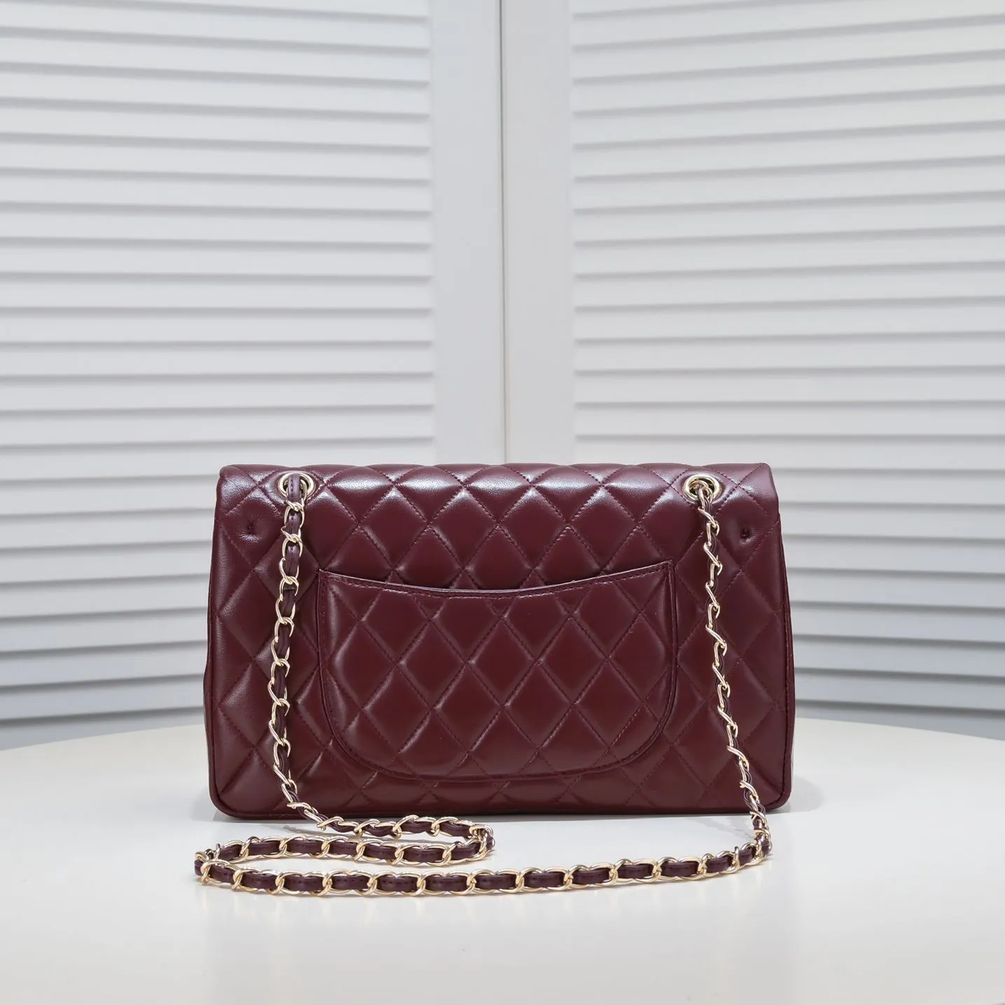 💰460￥maroon [color] Chanel [color] century classic, carefully crafted with exquisite workmanship of every stitch and thread, imported sheepskin with original hardware, full of rhombus 💯The shape of the whole bag is particularly perfect in softness 👍👍😔😔Classic and irresistible, size: 30X18X8cm, style number: 1113