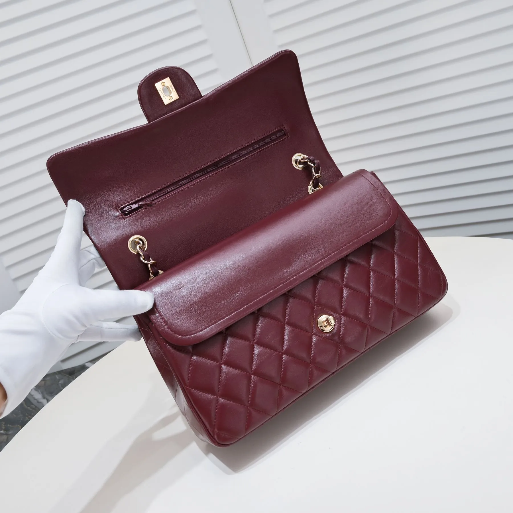 💰460￥maroon [color] Chanel [color] century classic, carefully crafted with exquisite workmanship of every stitch and thread, imported sheepskin with original hardware, full of rhombus 💯The shape of the whole bag is particularly perfect in softness 👍👍😔😔Classic and irresistible, size: 30X18X8cm, style number: 1113