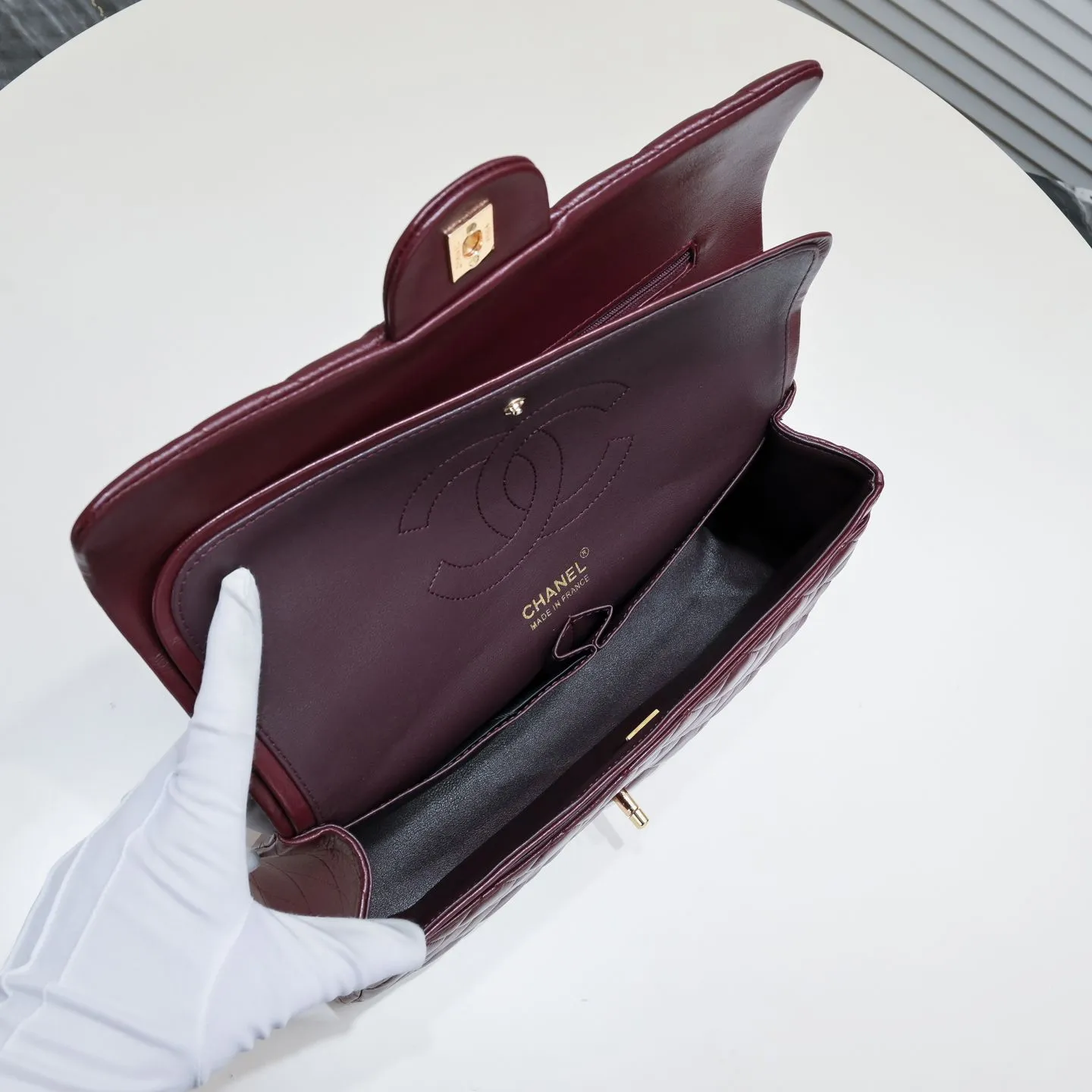 💰460￥maroon [color] Chanel [color] century classic, carefully crafted with exquisite workmanship of every stitch and thread, imported sheepskin with original hardware, full of rhombus 💯The shape of the whole bag is particularly perfect in softness 👍👍😔😔Classic and irresistible, size: 30X18X8cm, style number: 1113
