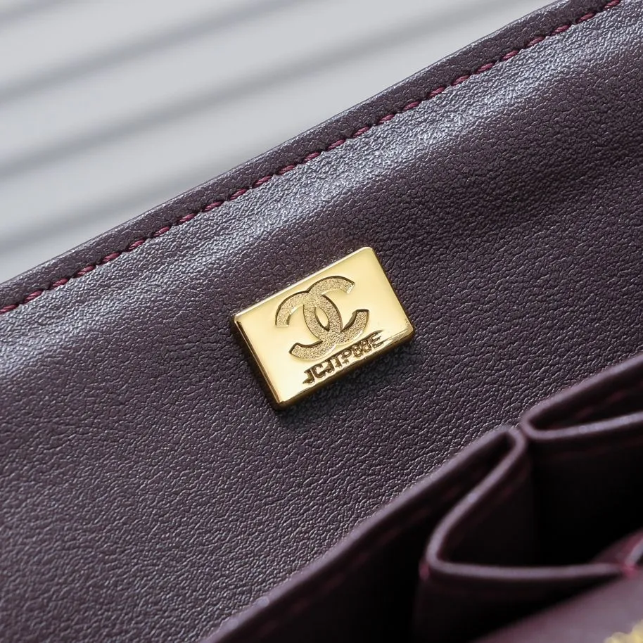 💰460￥maroon [color] Chanel [color] century classic, carefully crafted with exquisite workmanship of every stitch and thread, imported sheepskin with original hardware, full of rhombus 💯The shape of the whole bag is particularly perfect in softness 👍👍😔😔Classic and irresistible, size: 30X18X8cm, style number: 1113
