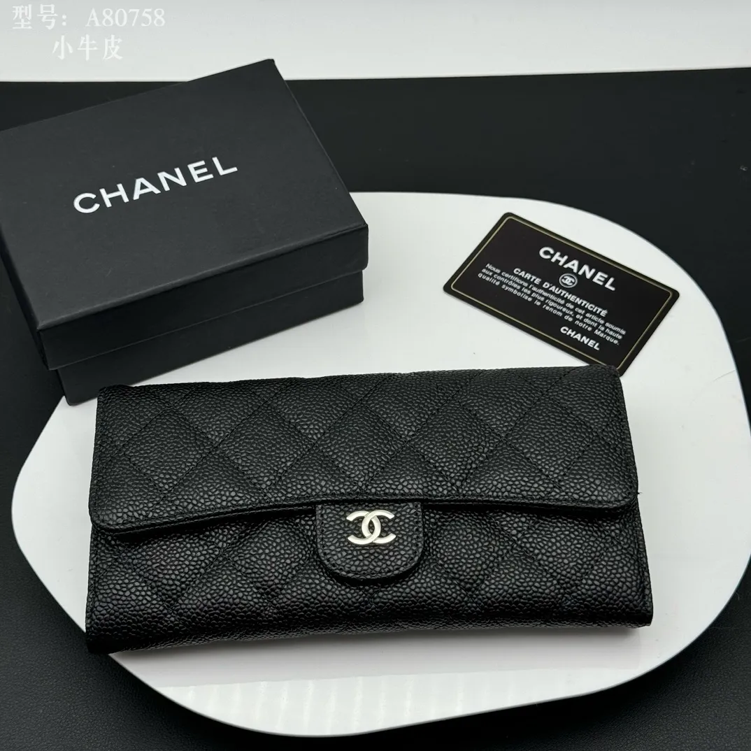 💰190 💎Top quality, full leather inside and outside 💓𝑪𝑯𝑨𝑵𝑬𝑳 Chanel Caviar/Black Silver, same as Fragrance counter, original quality! The new bifold is made of imported sheepskin and imported caviar cowhide, which are made with precision. The exquisite original iconic logo is eye-catching and makes girls irresistible! A zipper bag, a large cash slot, multiple compartments, and a perfect size. Whether it is placed in a large bag or a small bag or held in the palm of your hand, it is eye-catching and hard to put down. It is not only exquisite but also extremely practical! Xiaoxiang imported Italian grained calfskin Item number: A80758 Size: w19×h10.5×3cm