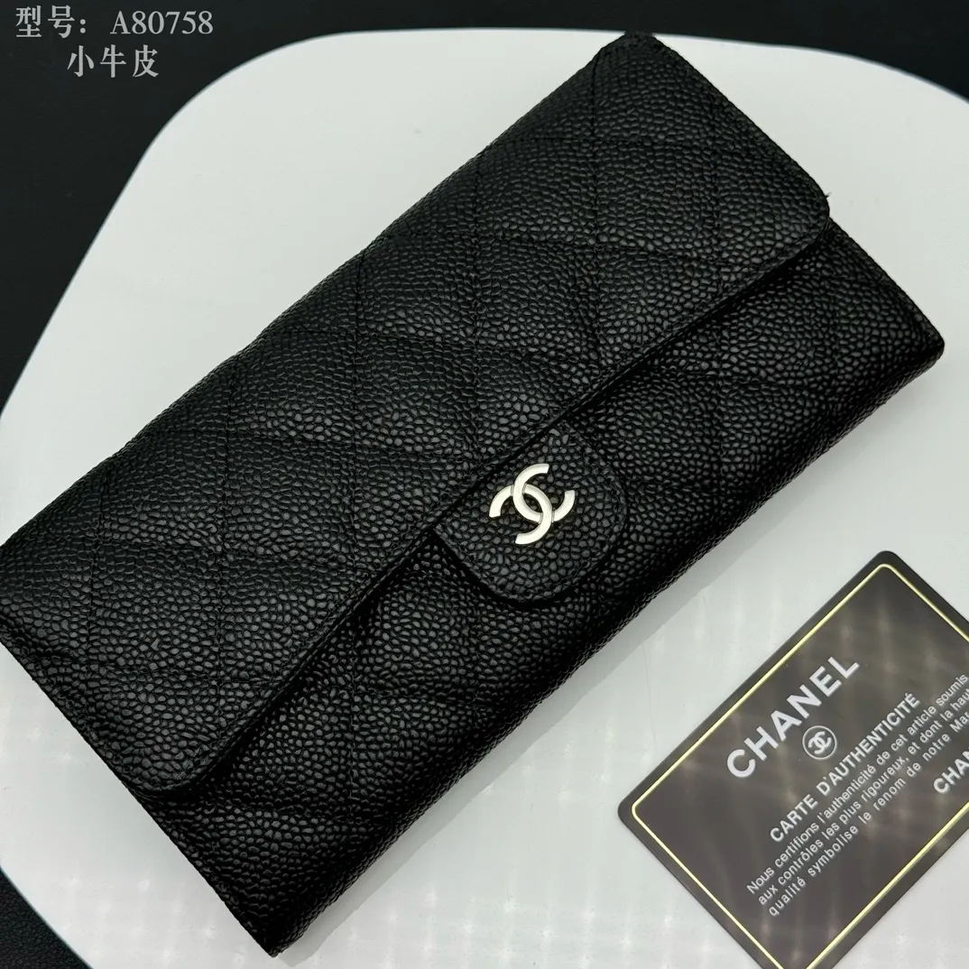 💰190 💎Top quality, full leather inside and outside 💓𝑪𝑯𝑨𝑵𝑬𝑳 Chanel Caviar/Black Silver, same as Fragrance counter, original quality! The new bifold is made of imported sheepskin and imported caviar cowhide, which are made with precision. The exquisite original iconic logo is eye-catching and makes girls irresistible! A zipper bag, a large cash slot, multiple compartments, and a perfect size. Whether it is placed in a large bag or a small bag or held in the palm of your hand, it is eye-catching and hard to put down. It is not only exquisite but also extremely practical! Xiaoxiang imported Italian grained calfskin Item number: A80758 Size: w19×h10.5×3cm