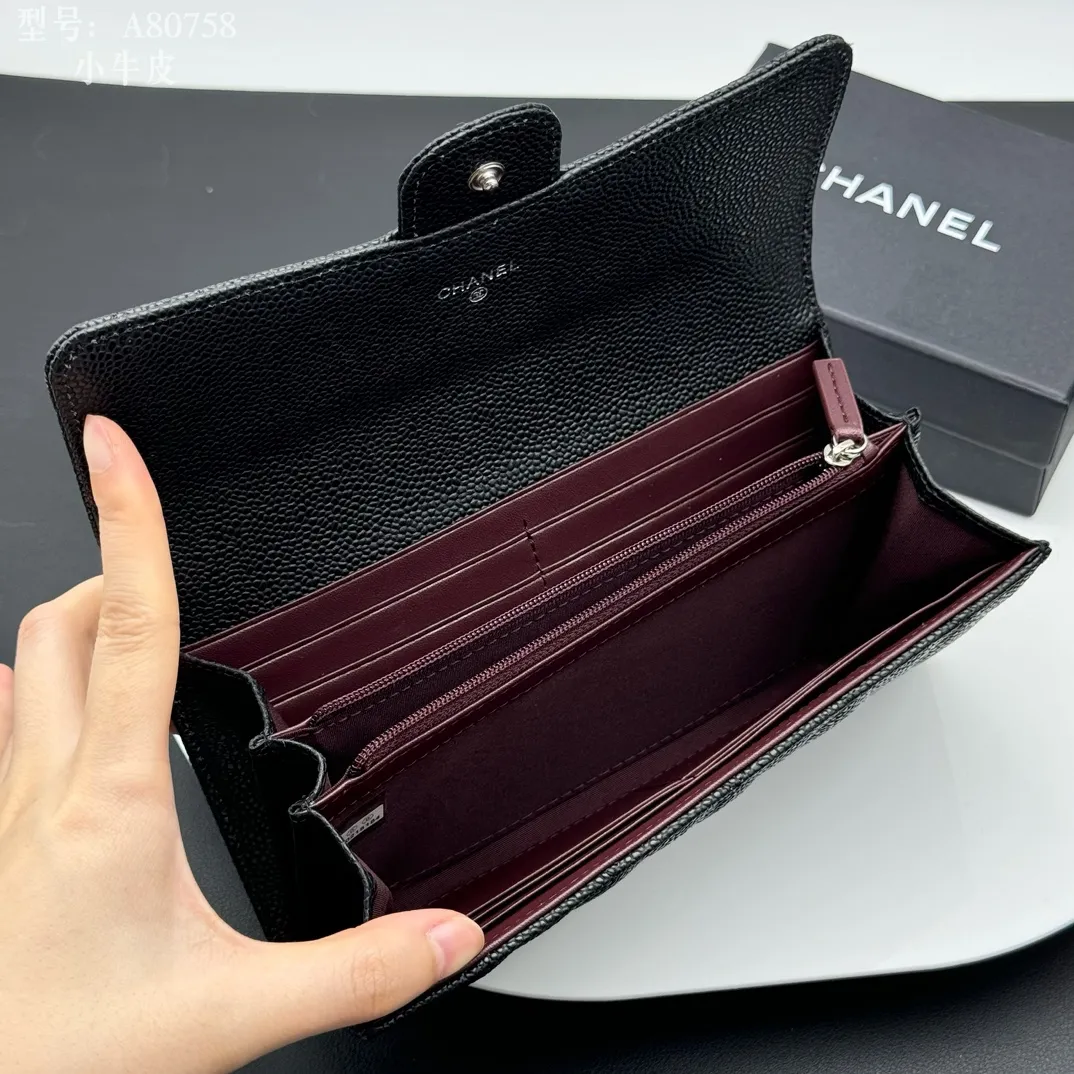 💰190 💎Top quality, full leather inside and outside 💓𝑪𝑯𝑨𝑵𝑬𝑳 Chanel Caviar/Black Silver, same as Fragrance counter, original quality! The new bifold is made of imported sheepskin and imported caviar cowhide, which are made with precision. The exquisite original iconic logo is eye-catching and makes girls irresistible! A zipper bag, a large cash slot, multiple compartments, and a perfect size. Whether it is placed in a large bag or a small bag or held in the palm of your hand, it is eye-catching and hard to put down. It is not only exquisite but also extremely practical! Xiaoxiang imported Italian grained calfskin Item number: A80758 Size: w19×h10.5×3cm