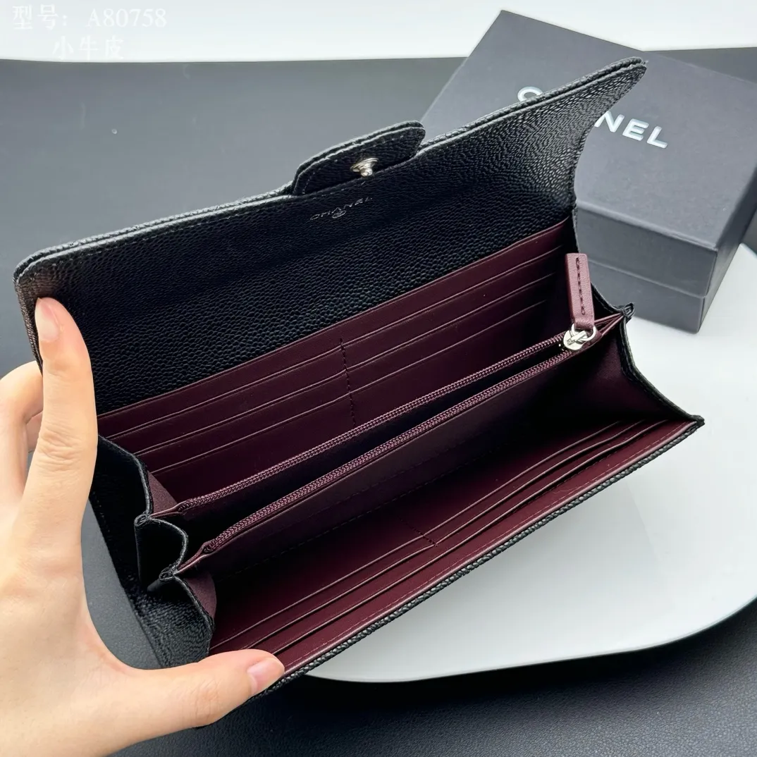 💰190 💎Top quality, full leather inside and outside 💓𝑪𝑯𝑨𝑵𝑬𝑳 Chanel Caviar/Black Silver, same as Fragrance counter, original quality! The new bifold is made of imported sheepskin and imported caviar cowhide, which are made with precision. The exquisite original iconic logo is eye-catching and makes girls irresistible! A zipper bag, a large cash slot, multiple compartments, and a perfect size. Whether it is placed in a large bag or a small bag or held in the palm of your hand, it is eye-catching and hard to put down. It is not only exquisite but also extremely practical! Xiaoxiang imported Italian grained calfskin Item number: A80758 Size: w19×h10.5×3cm