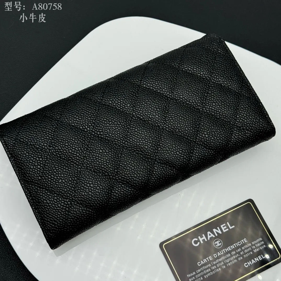 💰190 💎Top quality, full leather inside and outside 💓𝑪𝑯𝑨𝑵𝑬𝑳 Chanel Caviar/Black Silver, same as Fragrance counter, original quality! The new bifold is made of imported sheepskin and imported caviar cowhide, which are made with precision. The exquisite original iconic logo is eye-catching and makes girls irresistible! A zipper bag, a large cash slot, multiple compartments, and a perfect size. Whether it is placed in a large bag or a small bag or held in the palm of your hand, it is eye-catching and hard to put down. It is not only exquisite but also extremely practical! Xiaoxiang imported Italian grained calfskin Item number: A80758 Size: w19×h10.5×3cm