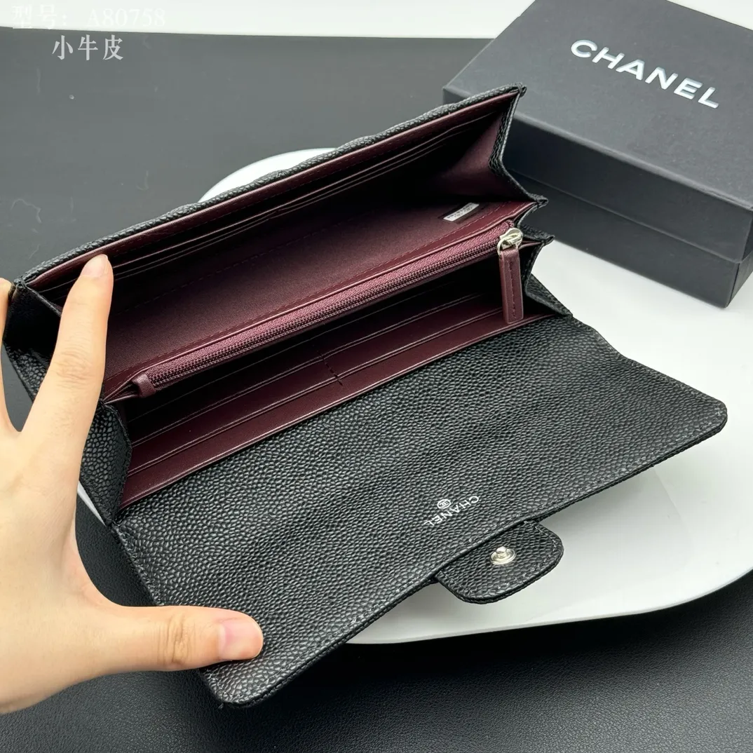 💰190 💎Top quality, full leather inside and outside 💓𝑪𝑯𝑨𝑵𝑬𝑳 Chanel Caviar/Black Silver, same as Fragrance counter, original quality! The new bifold is made of imported sheepskin and imported caviar cowhide, which are made with precision. The exquisite original iconic logo is eye-catching and makes girls irresistible! A zipper bag, a large cash slot, multiple compartments, and a perfect size. Whether it is placed in a large bag or a small bag or held in the palm of your hand, it is eye-catching and hard to put down. It is not only exquisite but also extremely practical! Xiaoxiang imported Italian grained calfskin Item number: A80758 Size: w19×h10.5×3cm