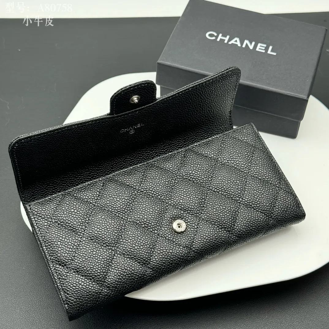💰190 💎Top quality, full leather inside and outside 💓𝑪𝑯𝑨𝑵𝑬𝑳 Chanel Caviar/Black Silver, same as Fragrance counter, original quality! The new bifold is made of imported sheepskin and imported caviar cowhide, which are made with precision. The exquisite original iconic logo is eye-catching and makes girls irresistible! A zipper bag, a large cash slot, multiple compartments, and a perfect size. Whether it is placed in a large bag or a small bag or held in the palm of your hand, it is eye-catching and hard to put down. It is not only exquisite but also extremely practical! Xiaoxiang imported Italian grained calfskin Item number: A80758 Size: w19×h10.5×3cm