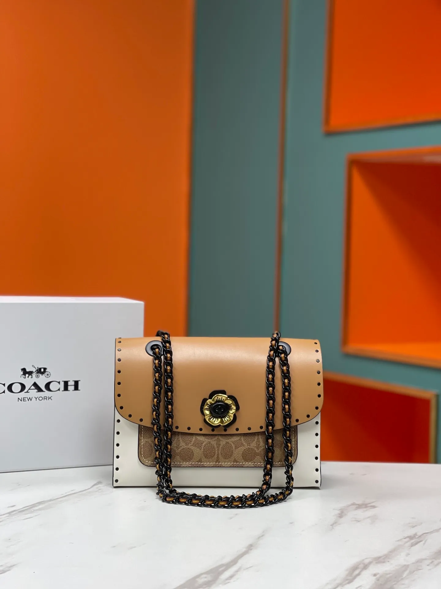 Batch 610💰 Original quality coach model 29416 Classic logo canvas rivets and snakeskin details MADISON shoulder bag Madison has both durable style and modern design, and can be used for various occasions such as work and leisure. Crafted from refined calfskin and Signature canvas with genuine snakeskin leather, it features polished rivets, an external pocket for easy access to everyday essentials and tea rose turn-lock fasteners. Lined in fabric, it comes with a leather chain strap that doubles as a long shoulder strap or as two short handles. Size: 26*17.5*10