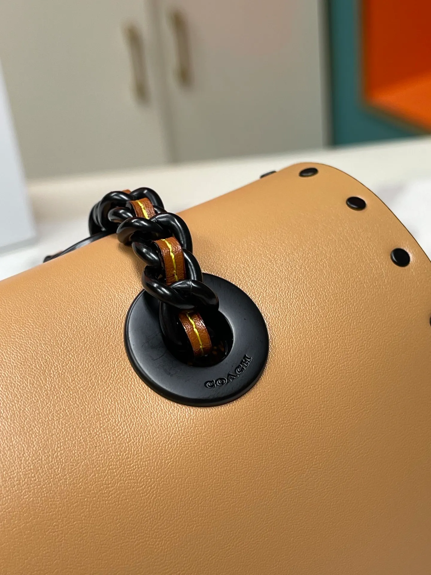 Batch 610💰 Original quality coach model 29416 Classic logo canvas rivets and snakeskin details MADISON shoulder bag Madison has both durable style and modern design, and can be used for various occasions such as work and leisure. Crafted from refined calfskin and Signature canvas with genuine snakeskin leather, it features polished rivets, an external pocket for easy access to everyday essentials and tea rose turn-lock fasteners. Lined in fabric, it comes with a leather chain strap that doubles as a long shoulder strap or as two short handles. Size: 26*17.5*10