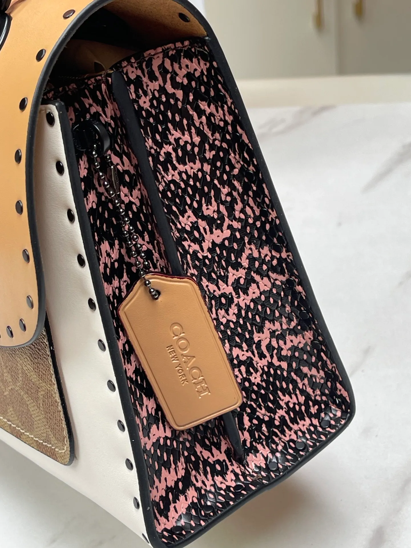 Batch 610💰 Original quality coach model 29416 Classic logo canvas rivets and snakeskin details MADISON shoulder bag Madison has both durable style and modern design, and can be used for various occasions such as work and leisure. Crafted from refined calfskin and Signature canvas with genuine snakeskin leather, it features polished rivets, an external pocket for easy access to everyday essentials and tea rose turn-lock fasteners. Lined in fabric, it comes with a leather chain strap that doubles as a long shoulder strap or as two short handles. Size: 26*17.5*10