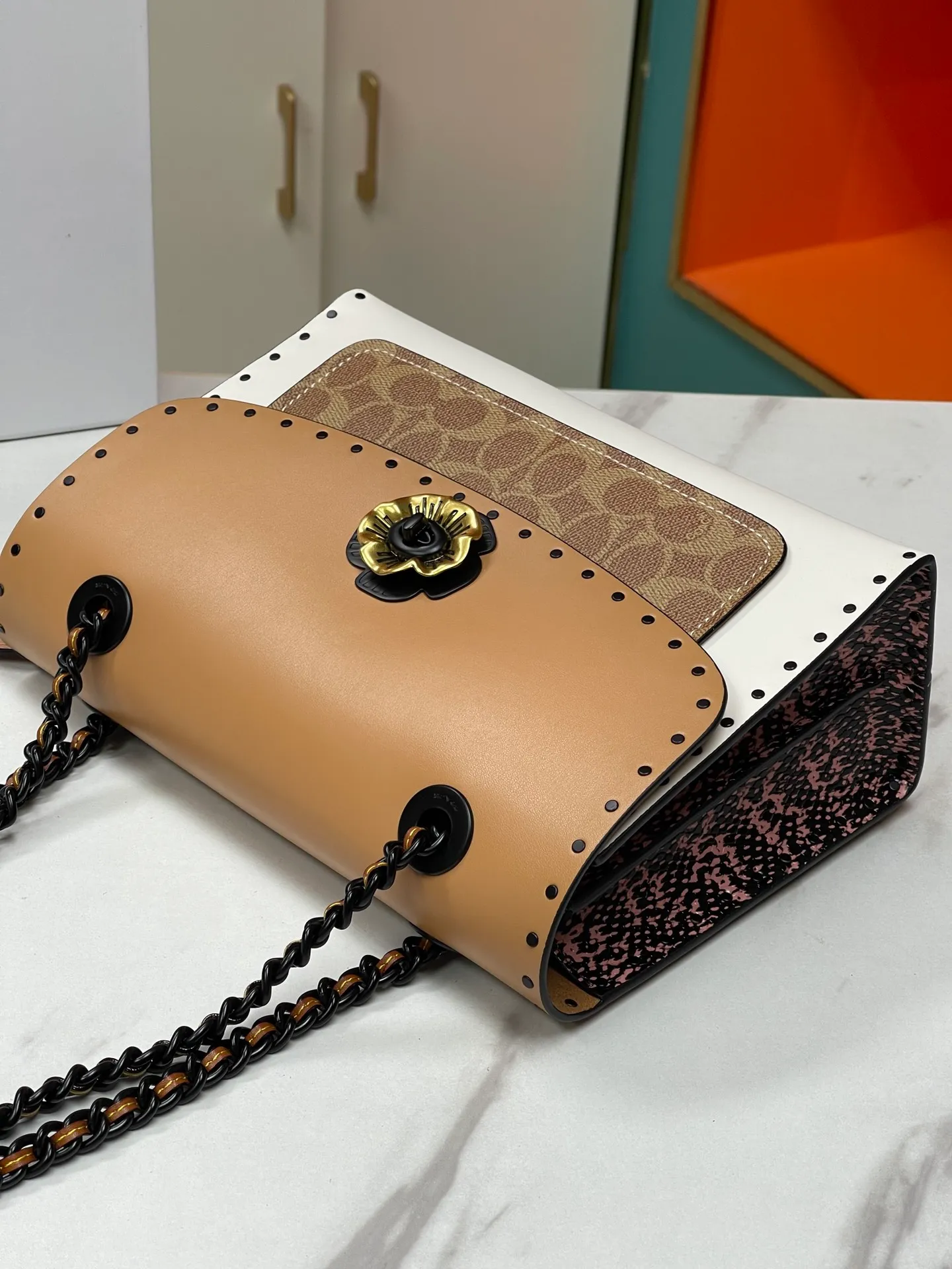 Batch 610💰 Original quality coach model 29416 Classic logo canvas rivets and snakeskin details MADISON shoulder bag Madison has both durable style and modern design, and can be used for various occasions such as work and leisure. Crafted from refined calfskin and Signature canvas with genuine snakeskin leather, it features polished rivets, an external pocket for easy access to everyday essentials and tea rose turn-lock fasteners. Lined in fabric, it comes with a leather chain strap that doubles as a long shoulder strap or as two short handles. Size: 26*17.5*10