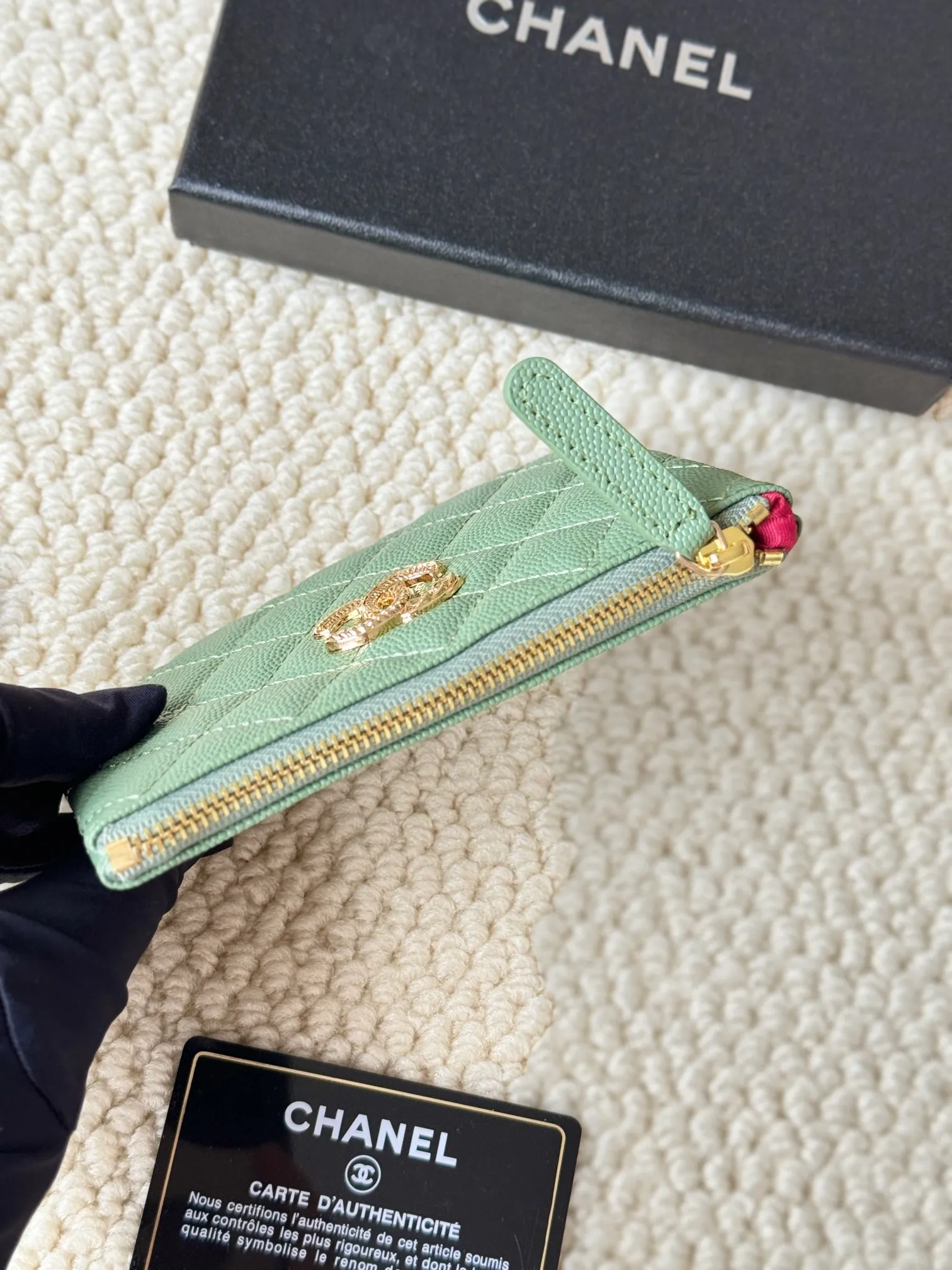 💰130 CHANEL 22k embossed lgo large double C hardware, fresh design, exquisite replica flavor, very beautiful, official website 2023 latest 🆕Card holder. Caviar medium ball grain cowhide is anti-scratch, super glossy. It is troublesome to carry a bag that is too big in summer. It is suitable for putting in a mini bag, and it is convenient to put in your pocket😍 The bag has a zipper, super practical, you can also put cards, change, coins, keys inside! Style number: 82365 Size: 15*8.5 Color: ball pattern gold,