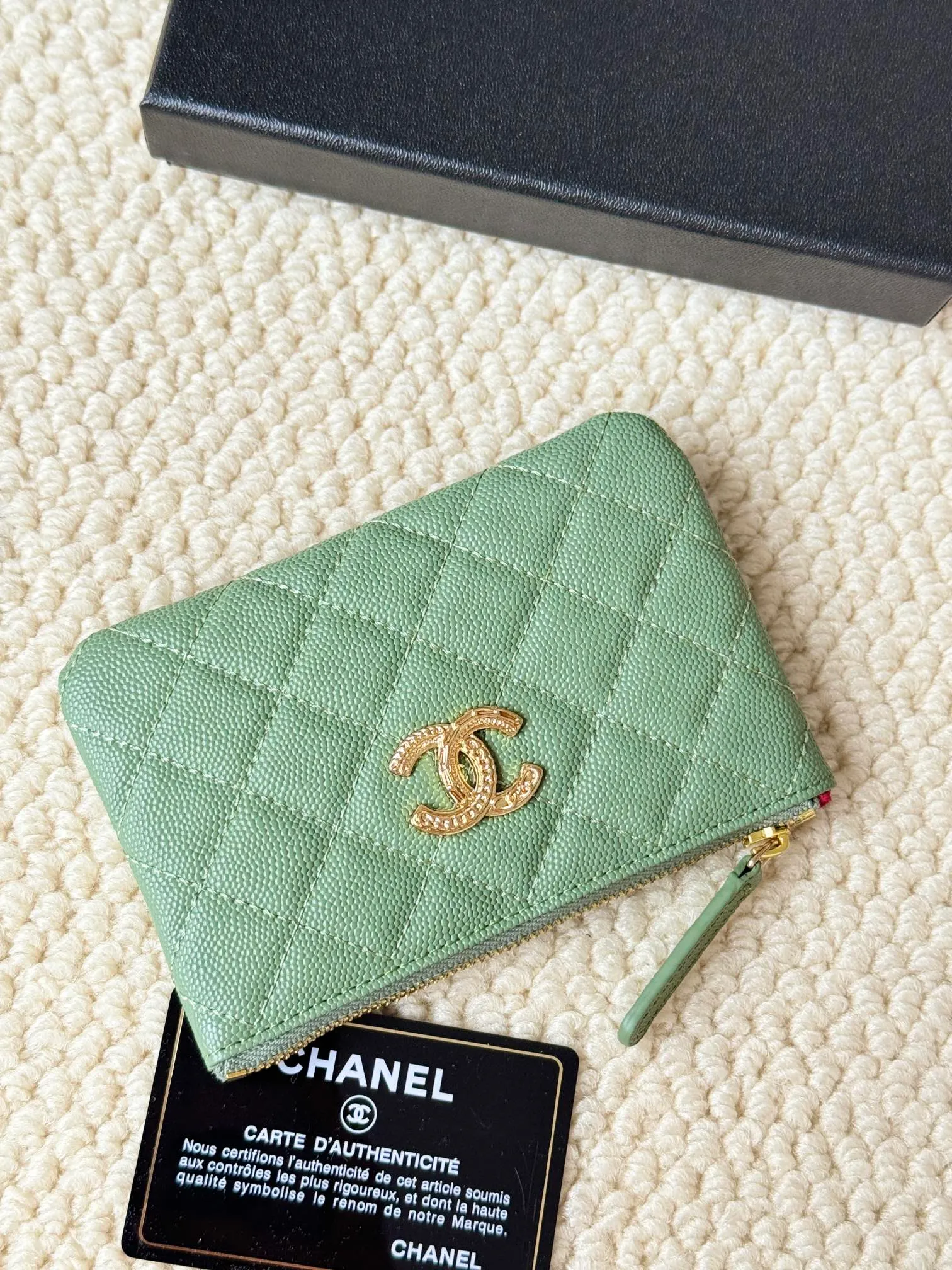 💰130 CHANEL 22k embossed lgo large double C hardware, fresh design, exquisite replica flavor, very beautiful, official website 2023 latest 🆕Card holder. Caviar medium ball grain cowhide is anti-scratch, super glossy. It is troublesome to carry a bag that is too big in summer. It is suitable for putting in a mini bag, and it is convenient to put in your pocket😍 The bag has a zipper, super practical, you can also put cards, change, coins, keys inside! Style number: 82365 Size: 15*8.5 Color: ball pattern gold,