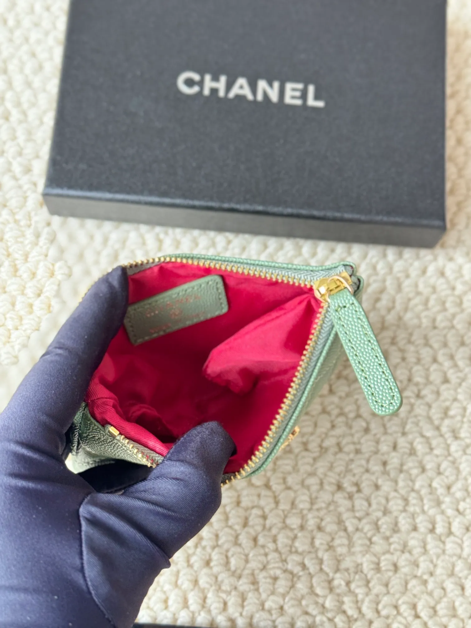 💰130 CHANEL 22k embossed lgo large double C hardware, fresh design, exquisite replica flavor, very beautiful, official website 2023 latest 🆕Card holder. Caviar medium ball grain cowhide is anti-scratch, super glossy. It is troublesome to carry a bag that is too big in summer. It is suitable for putting in a mini bag, and it is convenient to put in your pocket😍 The bag has a zipper, super practical, you can also put cards, change, coins, keys inside! Style number: 82365 Size: 15*8.5 Color: ball pattern gold,