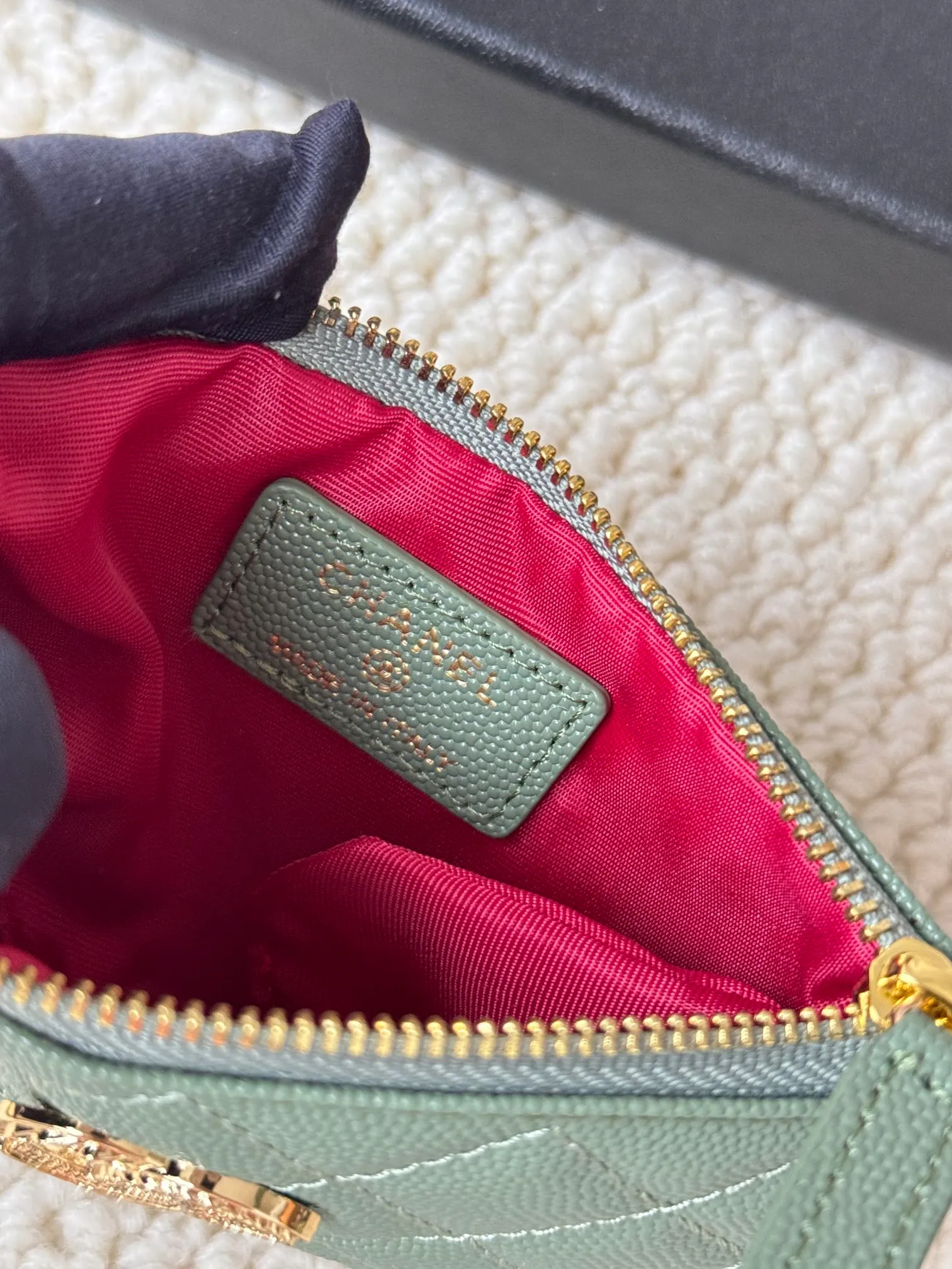 💰130 CHANEL 22k embossed lgo large double C hardware, fresh design, exquisite replica flavor, very beautiful, official website 2023 latest 🆕Card holder. Caviar medium ball grain cowhide is anti-scratch, super glossy. It is troublesome to carry a bag that is too big in summer. It is suitable for putting in a mini bag, and it is convenient to put in your pocket😍 The bag has a zipper, super practical, you can also put cards, change, coins, keys inside! Style number: 82365 Size: 15*8.5 Color: ball pattern gold,