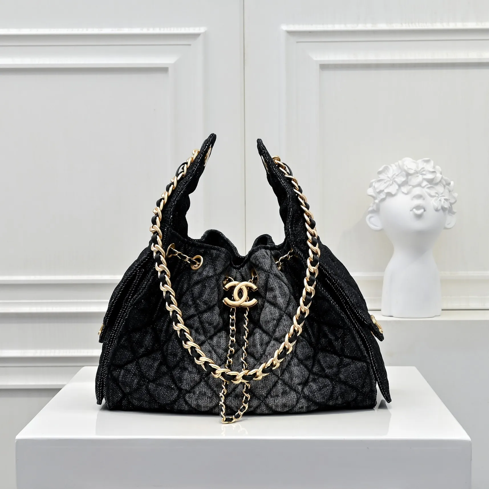 💰500￥Upgraded version of chanel 25c bag king washed gradient denim hobo armpit bag hippie armpit bag small retro gold coin button drawstring bucket bag + diamond pattern + retro black gold classic chain design, full of high-end sense! A must-have for daily travel, with exquisite appearance and delicate texture, it can be easily worn in both casual and formal occasions. Size: 30x26x14cm Style number: 7071 Material: Gradient denim