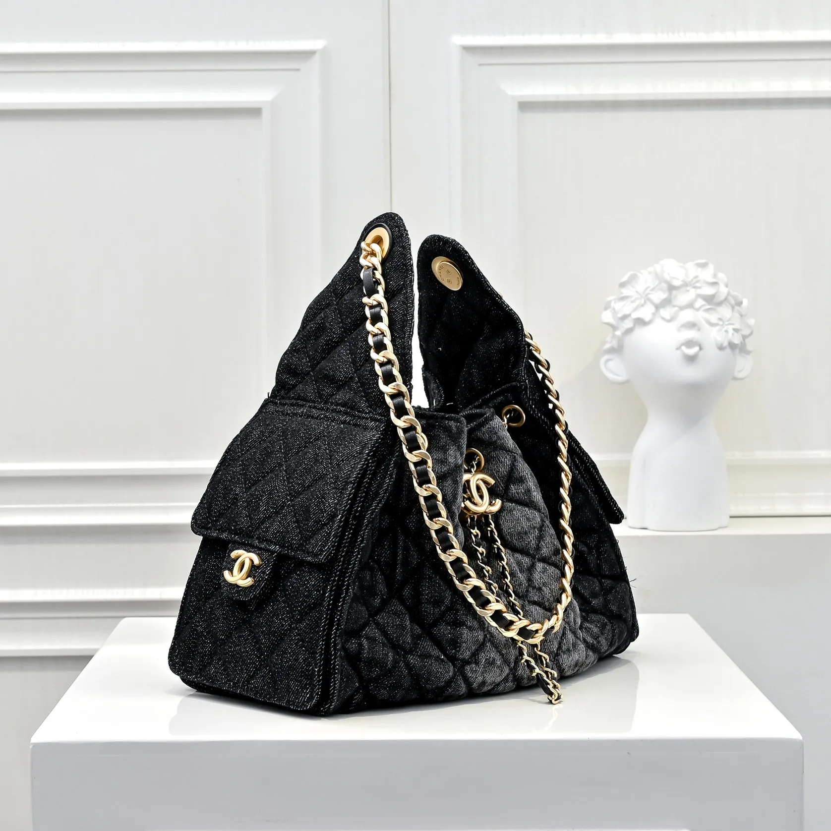💰500￥Upgraded version of chanel 25c bag king washed gradient denim hobo armpit bag hippie armpit bag small retro gold coin button drawstring bucket bag + diamond pattern + retro black gold classic chain design, full of high-end sense! A must-have for daily travel, with exquisite appearance and delicate texture, it can be easily worn in both casual and formal occasions. Size: 30x26x14cm Style number: 7071 Material: Gradient denim