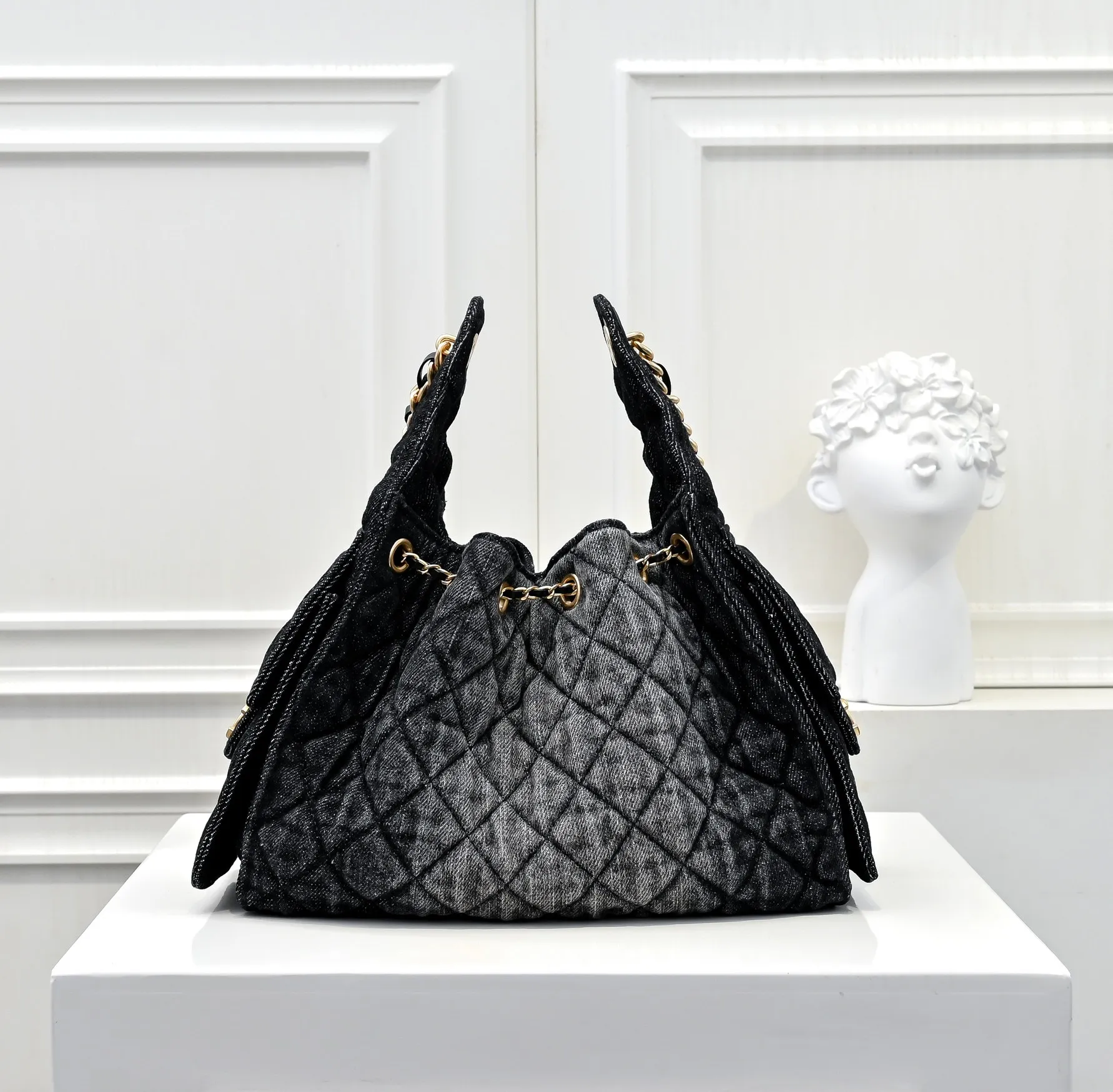 💰500￥Upgraded version of chanel 25c bag king washed gradient denim hobo armpit bag hippie armpit bag small retro gold coin button drawstring bucket bag + diamond pattern + retro black gold classic chain design, full of high-end sense! A must-have for daily travel, with exquisite appearance and delicate texture, it can be easily worn in both casual and formal occasions. Size: 30x26x14cm Style number: 7071 Material: Gradient denim