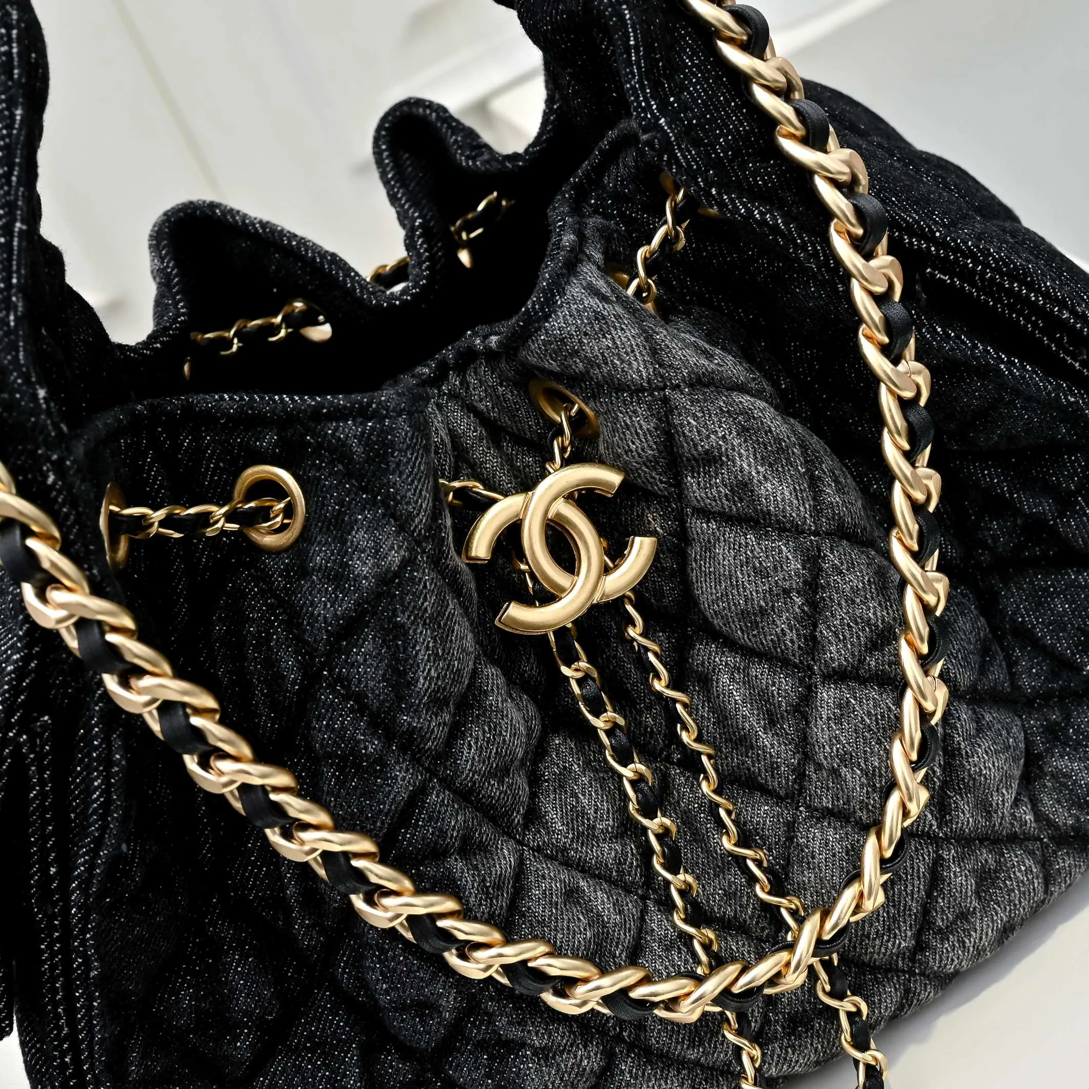 💰500￥Upgraded version of chanel 25c bag king washed gradient denim hobo armpit bag hippie armpit bag small retro gold coin button drawstring bucket bag + diamond pattern + retro black gold classic chain design, full of high-end sense! A must-have for daily travel, with exquisite appearance and delicate texture, it can be easily worn in both casual and formal occasions. Size: 30x26x14cm Style number: 7071 Material: Gradient denim