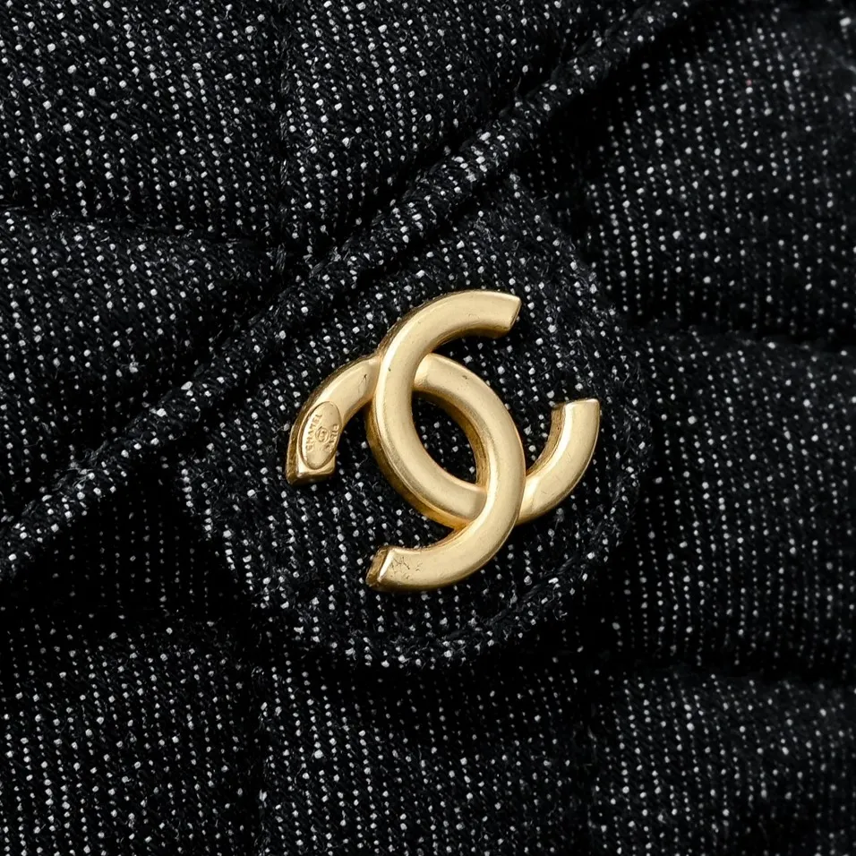💰500￥Upgraded version of chanel 25c bag king washed gradient denim hobo armpit bag hippie armpit bag small retro gold coin button drawstring bucket bag + diamond pattern + retro black gold classic chain design, full of high-end sense! A must-have for daily travel, with exquisite appearance and delicate texture, it can be easily worn in both casual and formal occasions. Size: 30x26x14cm Style number: 7071 Material: Gradient denim