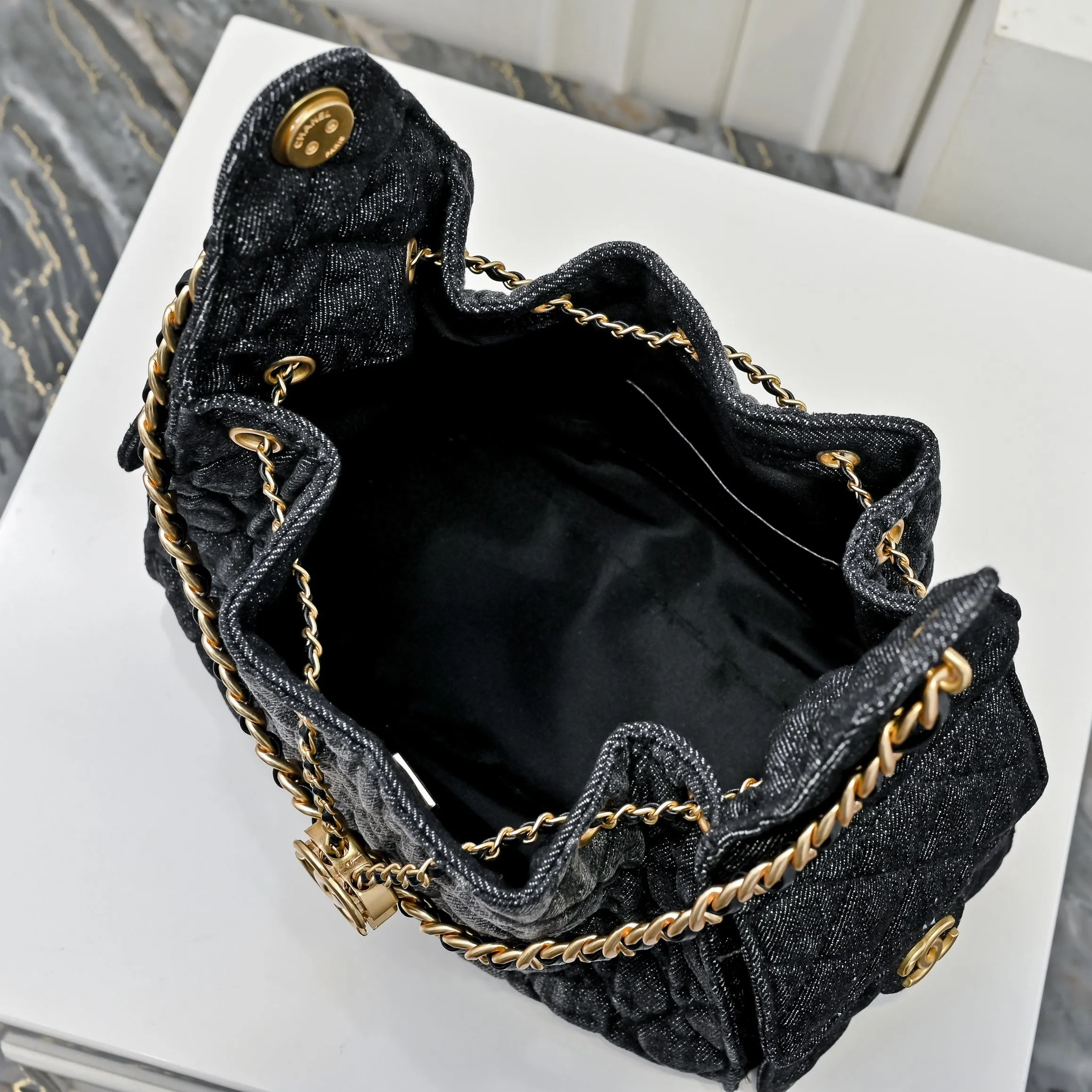 💰500￥Upgraded version of chanel 25c bag king washed gradient denim hobo armpit bag hippie armpit bag small retro gold coin button drawstring bucket bag + diamond pattern + retro black gold classic chain design, full of high-end sense! A must-have for daily travel, with exquisite appearance and delicate texture, it can be easily worn in both casual and formal occasions. Size: 30x26x14cm Style number: 7071 Material: Gradient denim