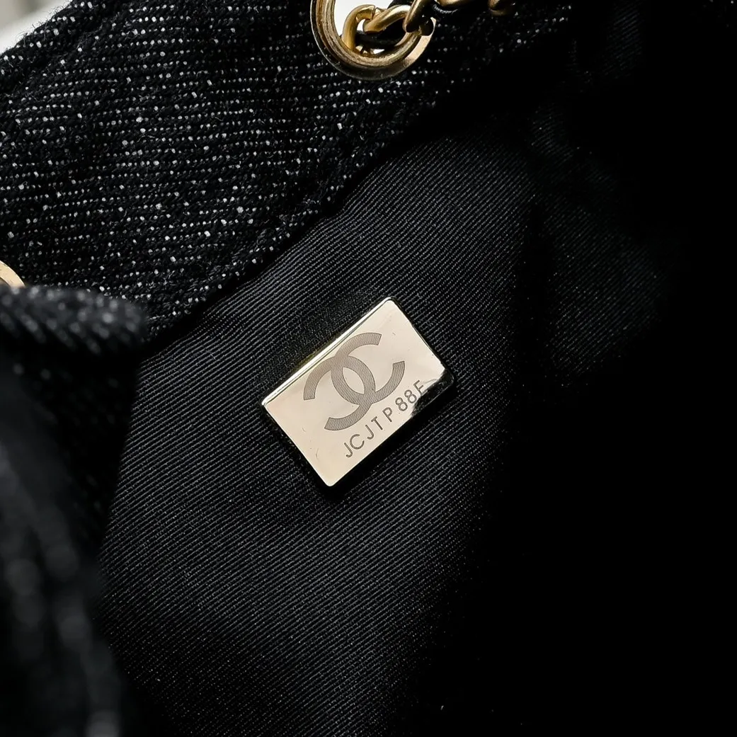 💰500￥Upgraded version of chanel 25c bag king washed gradient denim hobo armpit bag hippie armpit bag small retro gold coin button drawstring bucket bag + diamond pattern + retro black gold classic chain design, full of high-end sense! A must-have for daily travel, with exquisite appearance and delicate texture, it can be easily worn in both casual and formal occasions. Size: 30x26x14cm Style number: 7071 Material: Gradient denim