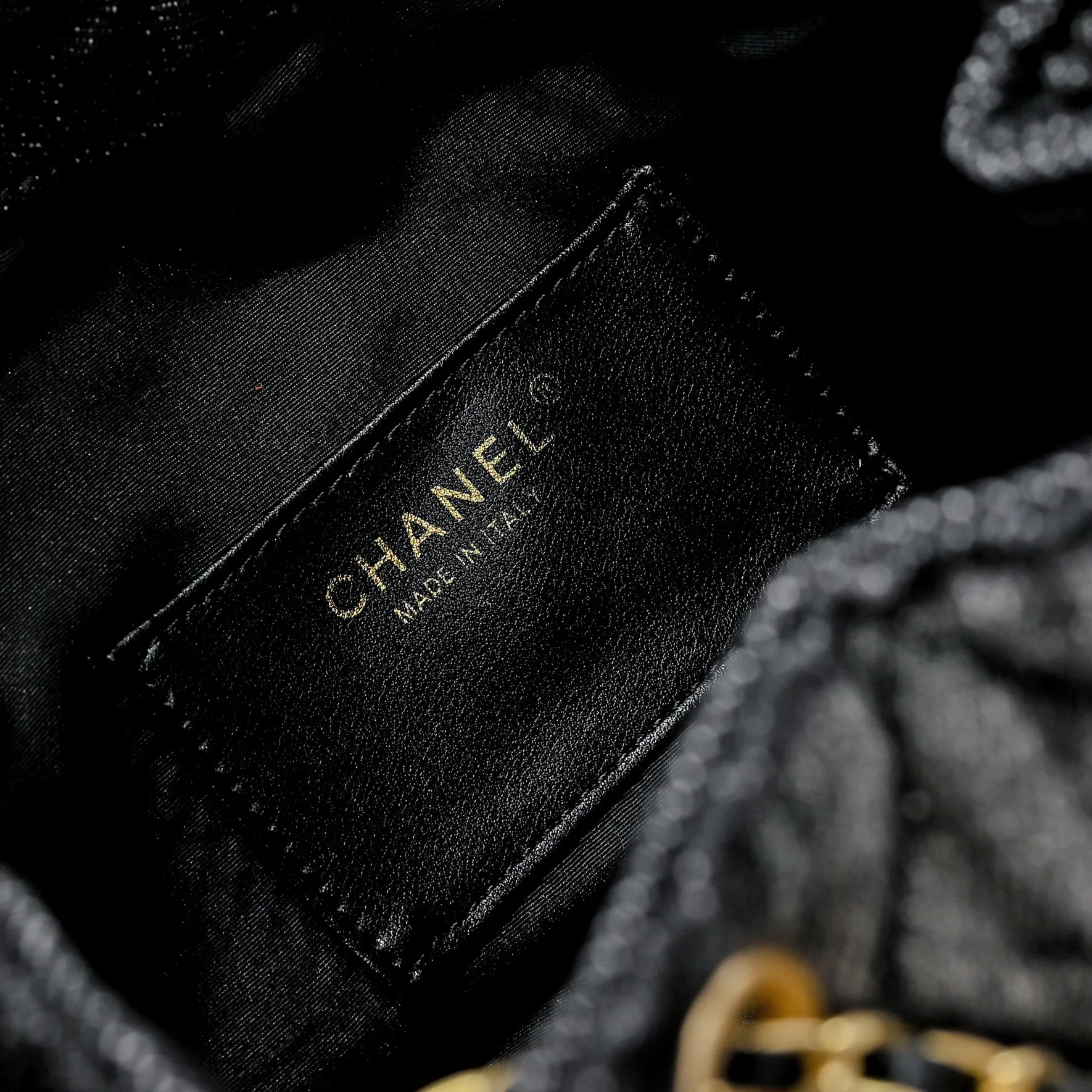 💰500￥Upgraded version of chanel 25c bag king washed gradient denim hobo armpit bag hippie armpit bag small retro gold coin button drawstring bucket bag + diamond pattern + retro black gold classic chain design, full of high-end sense! A must-have for daily travel, with exquisite appearance and delicate texture, it can be easily worn in both casual and formal occasions. Size: 30x26x14cm Style number: 7071 Material: Gradient denim