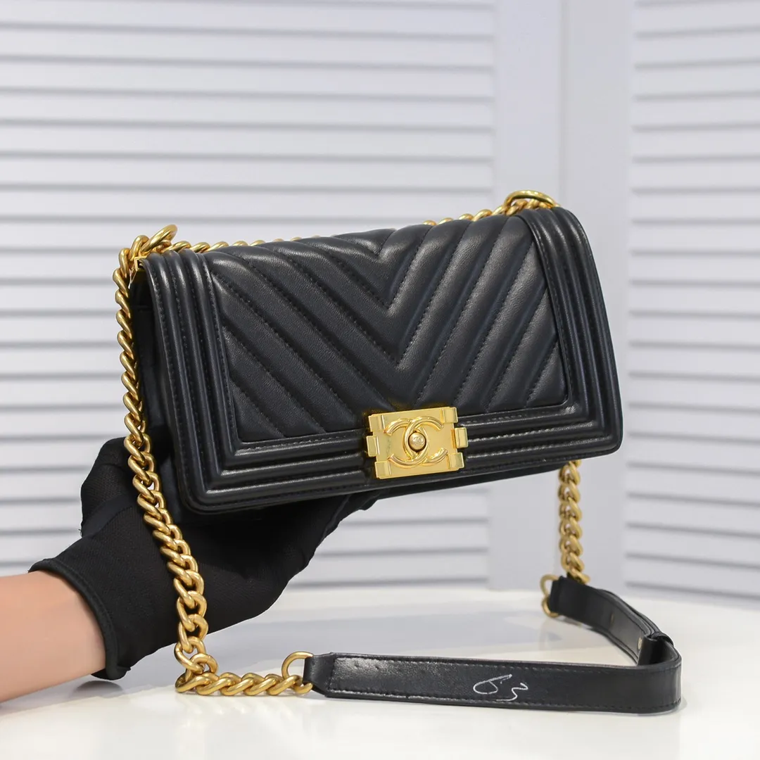 💰420￥ (Full sheepskin with original hardware) [Smile] Chanel Chanel 👑 Lambskin [Lightning] Thickened electroplated hardware accessories 🌈 The workmanship is comparable to the original order 💪 The bottom can be pinched and rebounded without trace, absolutely spot-on and real-life, fashionable and durable 💪💪 High-end quality, no pressure in and out of the drill cabinet 💏, size 25*15*8cm, style number: 67086V grid