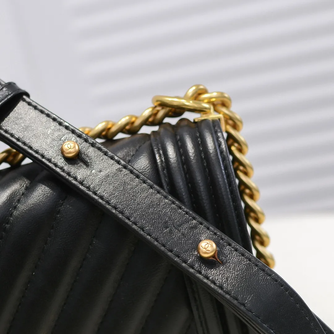 💰420￥ (Full sheepskin with original hardware) [Smile] Chanel Chanel 👑 Lambskin [Lightning] Thickened electroplated hardware accessories 🌈 The workmanship is comparable to the original order 💪 The bottom can be pinched and rebounded without trace, absolutely spot-on and real-life, fashionable and durable 💪💪 High-end quality, no pressure in and out of the drill cabinet 💏, size 25*15*8cm, style number: 67086V grid
