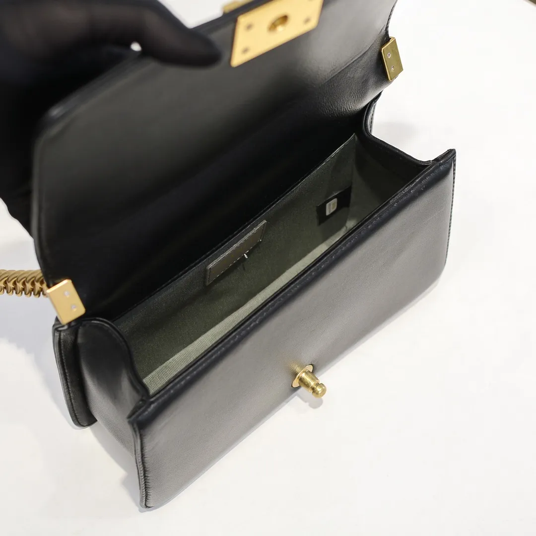 💰420￥ (Full sheepskin with original hardware) [Smile] Chanel Chanel 👑 Lambskin [Lightning] Thickened electroplated hardware accessories 🌈 The workmanship is comparable to the original order 💪 The bottom can be pinched and rebounded without trace, absolutely spot-on and real-life, fashionable and durable 💪💪 High-end quality, no pressure in and out of the drill cabinet 💏, size 25*15*8cm, style number: 67086V grid