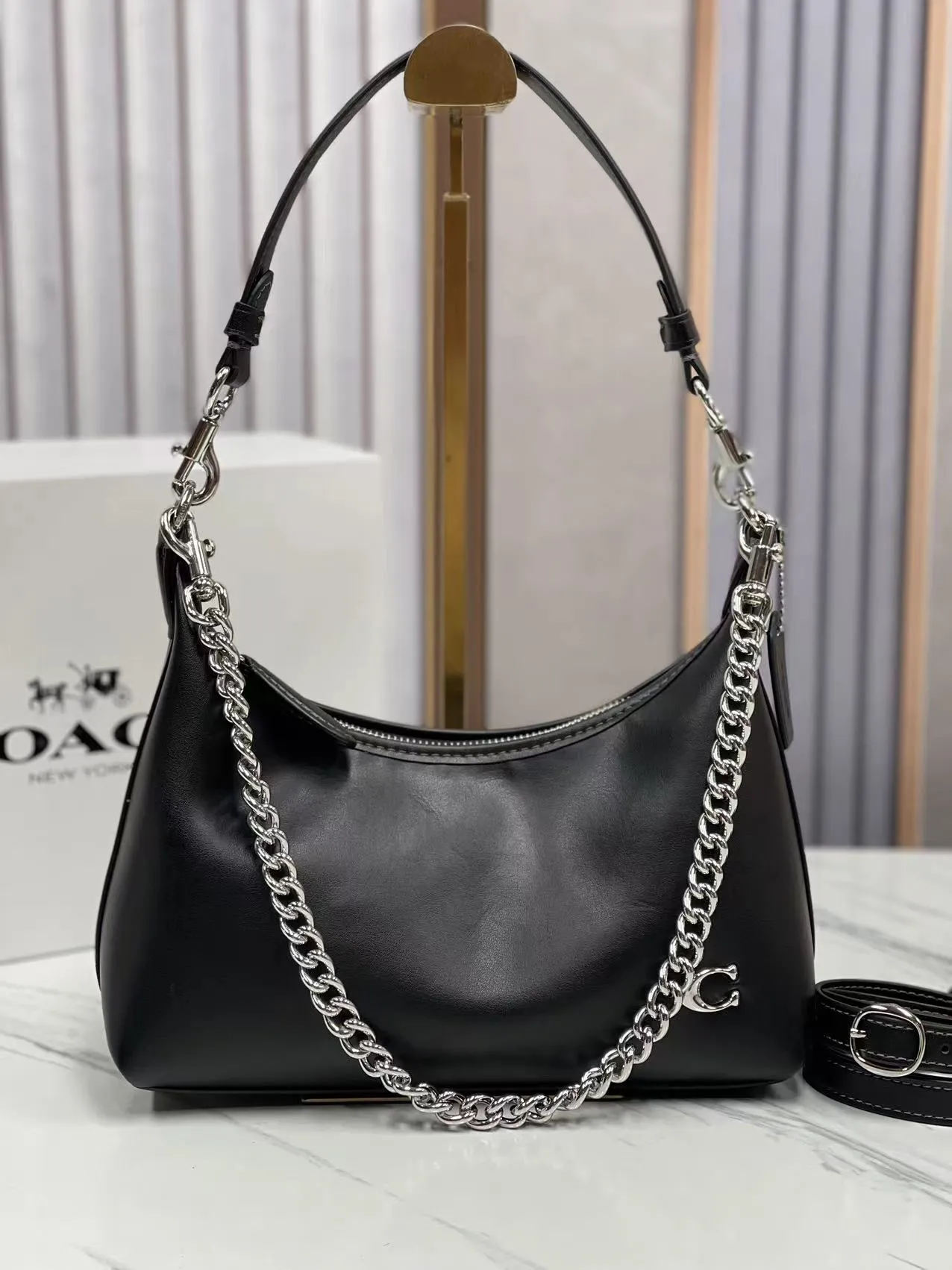 Top original order batch 440💰 coach new model CW640 Juliet Shoulder with cowhide texture, super simple and elegant style, I love it so much, it is made of ultra-light material design, can be worn cross-body under the arm, the capacity is also very large, the umbrella can be put down, I like it very much. Size: 30·22·11.5