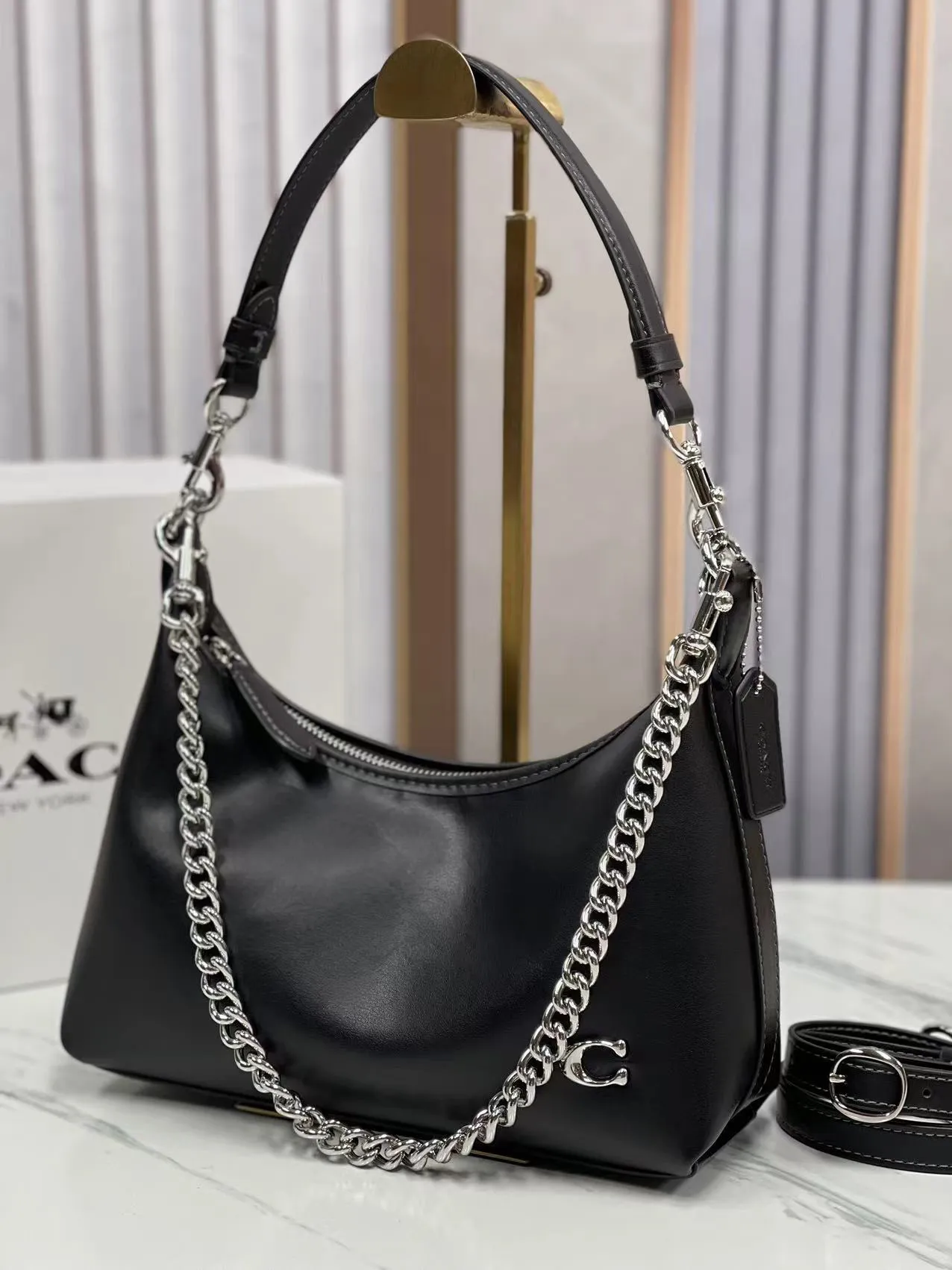 Top original order batch 440💰 coach new model CW640 Juliet Shoulder with cowhide texture, super simple and elegant style, I love it so much, it is made of ultra-light material design, can be worn cross-body under the arm, the capacity is also very large, the umbrella can be put down, I like it very much. Size: 30·22·11.5