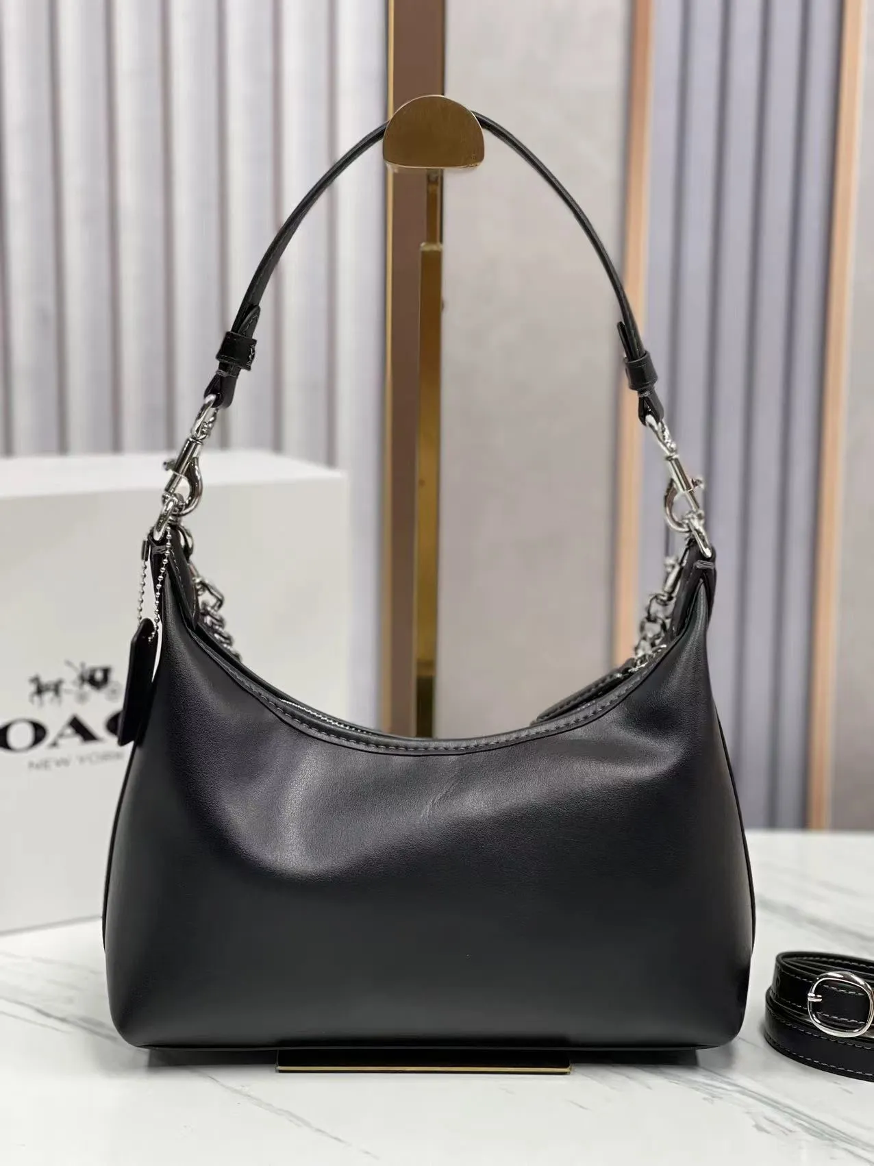 Top original order batch 440💰 coach new model CW640 Juliet Shoulder with cowhide texture, super simple and elegant style, I love it so much, it is made of ultra-light material design, can be worn cross-body under the arm, the capacity is also very large, the umbrella can be put down, I like it very much. Size: 30·22·11.5