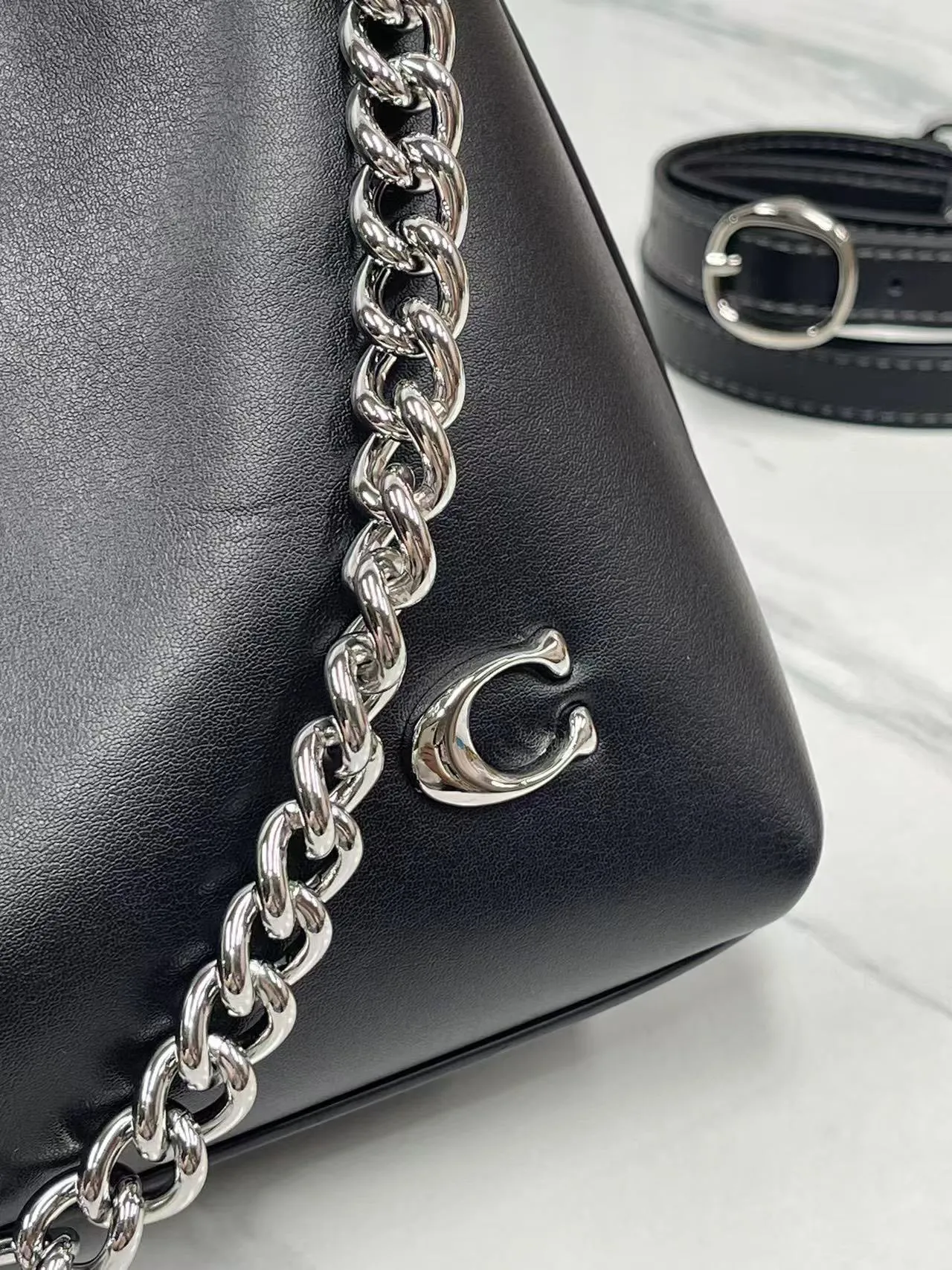 Top original order batch 440💰 coach new model CW640 Juliet Shoulder with cowhide texture, super simple and elegant style, I love it so much, it is made of ultra-light material design, can be worn cross-body under the arm, the capacity is also very large, the umbrella can be put down, I like it very much. Size: 30·22·11.5