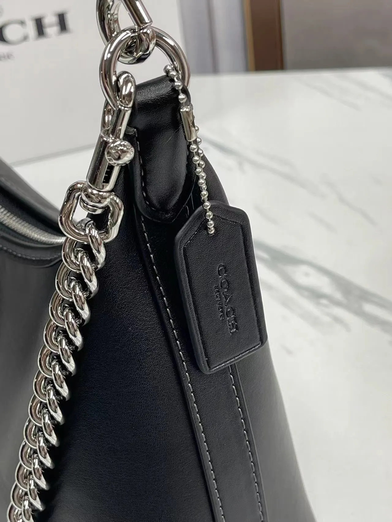 Top original order batch 440💰 coach new model CW640 Juliet Shoulder with cowhide texture, super simple and elegant style, I love it so much, it is made of ultra-light material design, can be worn cross-body under the arm, the capacity is also very large, the umbrella can be put down, I like it very much. Size: 30·22·11.5