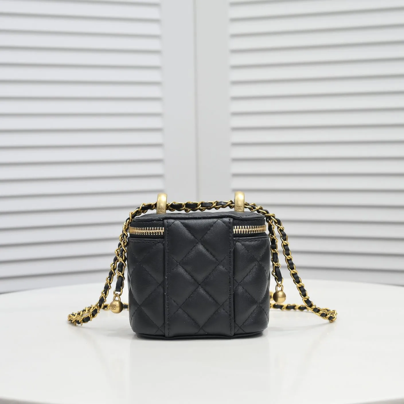 💰340￥Chanel 2021 Autumn and Winter New Product Portable Makeup Box Small Storage Box Original Hardware Adjustable Shoulder Strap Imported Sheepskin Open to retouch makeup when going out Close to adjust styling Can be used as a storage box even at home Lipstick, BB cream, foundation, tissue, everything can be stored Excellent upper body effect, super versatile Size: 11*8.5*7cm Style No.: 8103