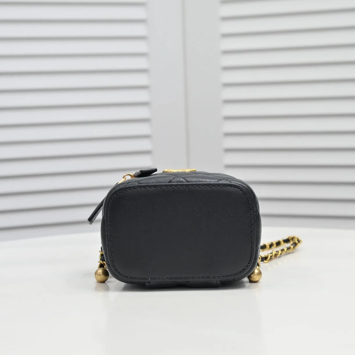 💰340￥Chanel 2021 Autumn and Winter New Product Portable Makeup Box Small Storage Box Original Hardware Adjustable Shoulder Strap Imported Sheepskin Open to retouch makeup when going out Close to adjust styling Can be used as a storage box even at home Lipstick, BB cream, foundation, tissue, everything can be stored Excellent upper body effect, super versatile Size: 11*8.5*7cm Style No.: 8103