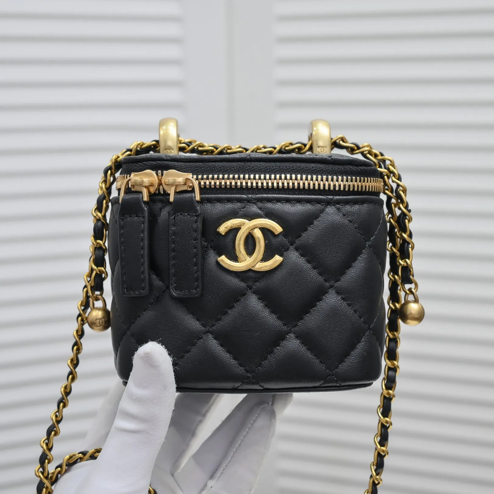 💰340￥Chanel 2021 Autumn and Winter New Product Portable Makeup Box Small Storage Box Original Hardware Adjustable Shoulder Strap Imported Sheepskin Open to retouch makeup when going out Close to adjust styling Can be used as a storage box even at home Lipstick, BB cream, foundation, tissue, everything can be stored Excellent upper body effect, super versatile Size: 11*8.5*7cm Style No.: 8103