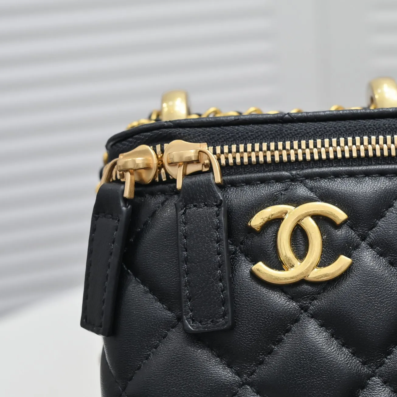 💰340￥Chanel 2021 Autumn and Winter New Product Portable Makeup Box Small Storage Box Original Hardware Adjustable Shoulder Strap Imported Sheepskin Open to retouch makeup when going out Close to adjust styling Can be used as a storage box even at home Lipstick, BB cream, foundation, tissue, everything can be stored Excellent upper body effect, super versatile Size: 11*8.5*7cm Style No.: 8103