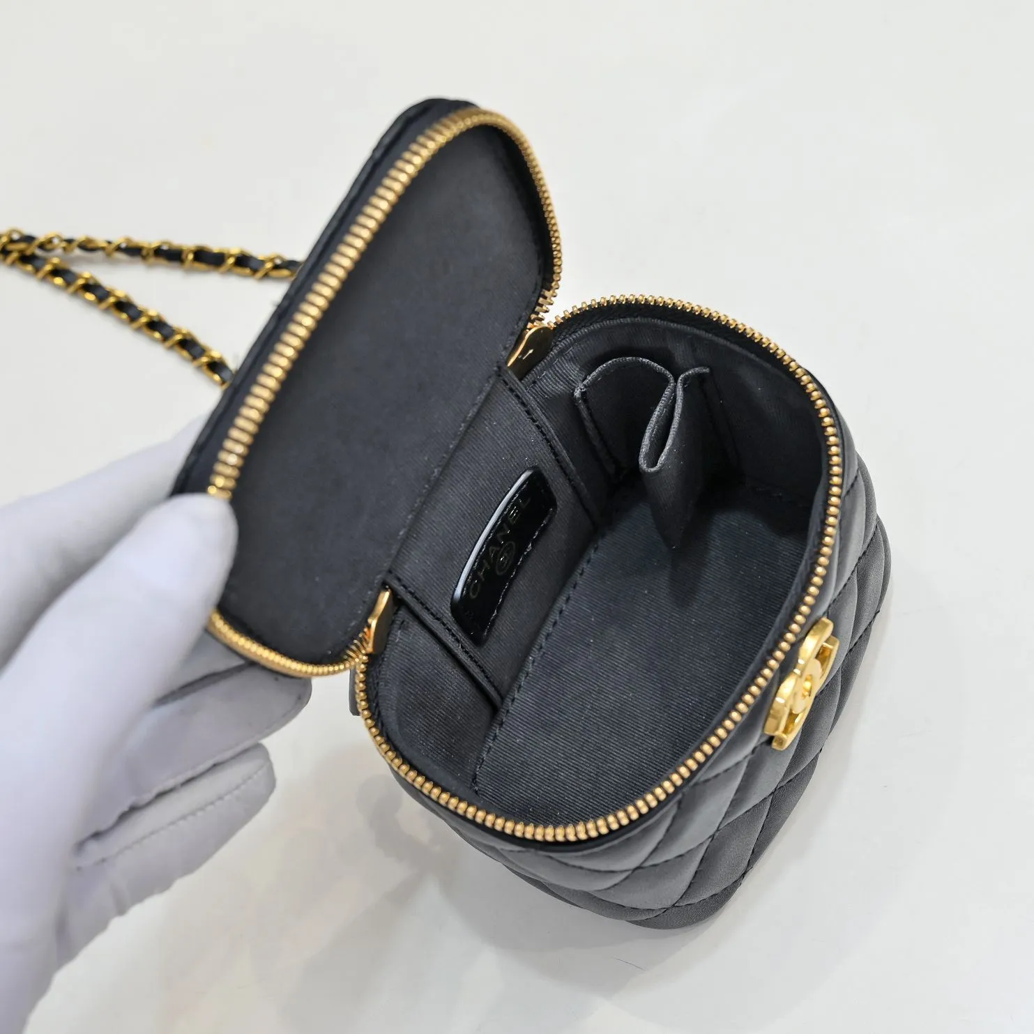 💰340￥Chanel 2021 Autumn and Winter New Product Portable Makeup Box Small Storage Box Original Hardware Adjustable Shoulder Strap Imported Sheepskin Open to retouch makeup when going out Close to adjust styling Can be used as a storage box even at home Lipstick, BB cream, foundation, tissue, everything can be stored Excellent upper body effect, super versatile Size: 11*8.5*7cm Style No.: 8103