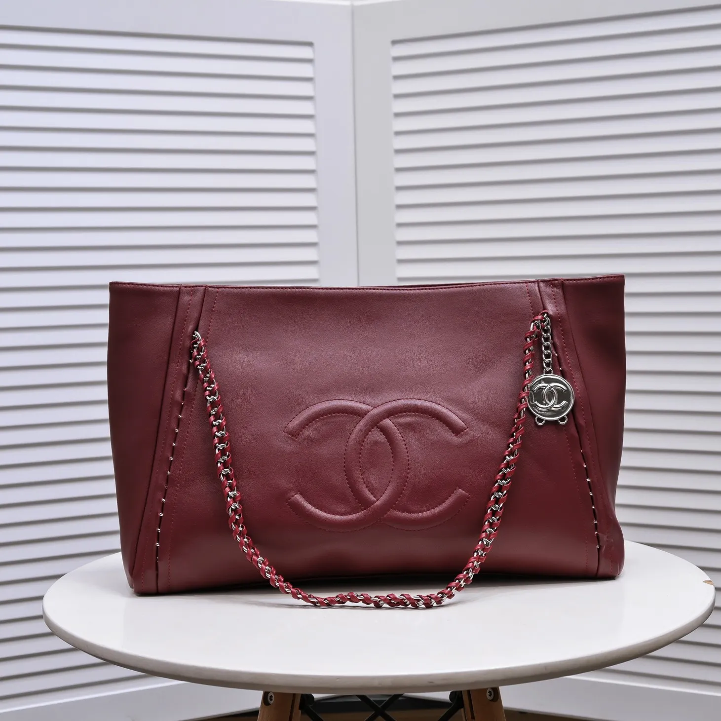 💰480￥Chanel new shopping bag in stock✨✨Chanl A2021 high-end handmade workshop new product tote bag shopping bag 🛍️Simple solid color large logo with woven hardware chain shoulder strap, with silver logo pendant, reflecting the characteristics of the entire bag. It will definitely become a Vintage style in the future! The cowhide leather is super soft, simple, low-key but luxurious, super large capacity, portable and shoulder-carryable! It can hold everything you need for daily outings. This is a perfect bag for holidays! I have to love it💅Model number: 9068 size 42x29cm
