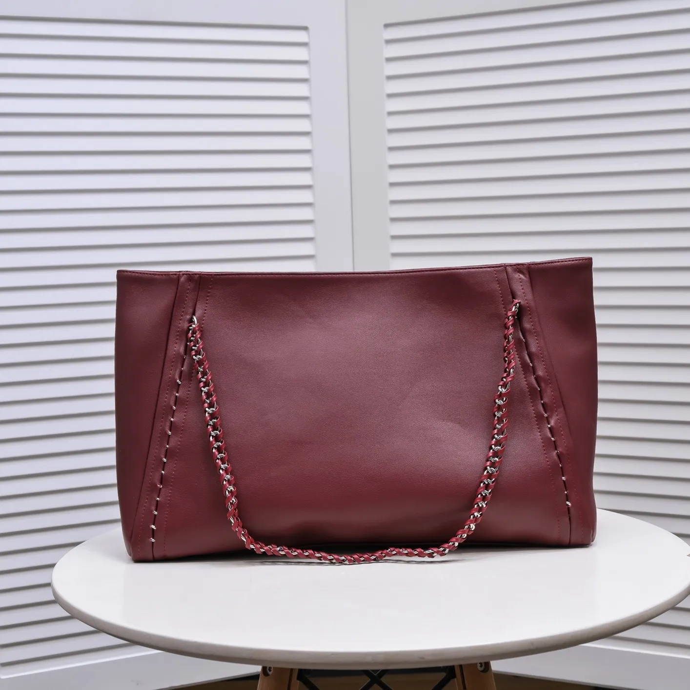 💰480￥Chanel new shopping bag in stock✨✨Chanl A2021 high-end handmade workshop new product tote bag shopping bag 🛍️Simple solid color large logo with woven hardware chain shoulder strap, with silver logo pendant, reflecting the characteristics of the entire bag. It will definitely become a Vintage style in the future! The cowhide leather is super soft, simple, low-key but luxurious, super large capacity, portable and shoulder-carryable! It can hold everything you need for daily outings. This is a perfect bag for holidays! I have to love it💅Model number: 9068 size 42x29cm