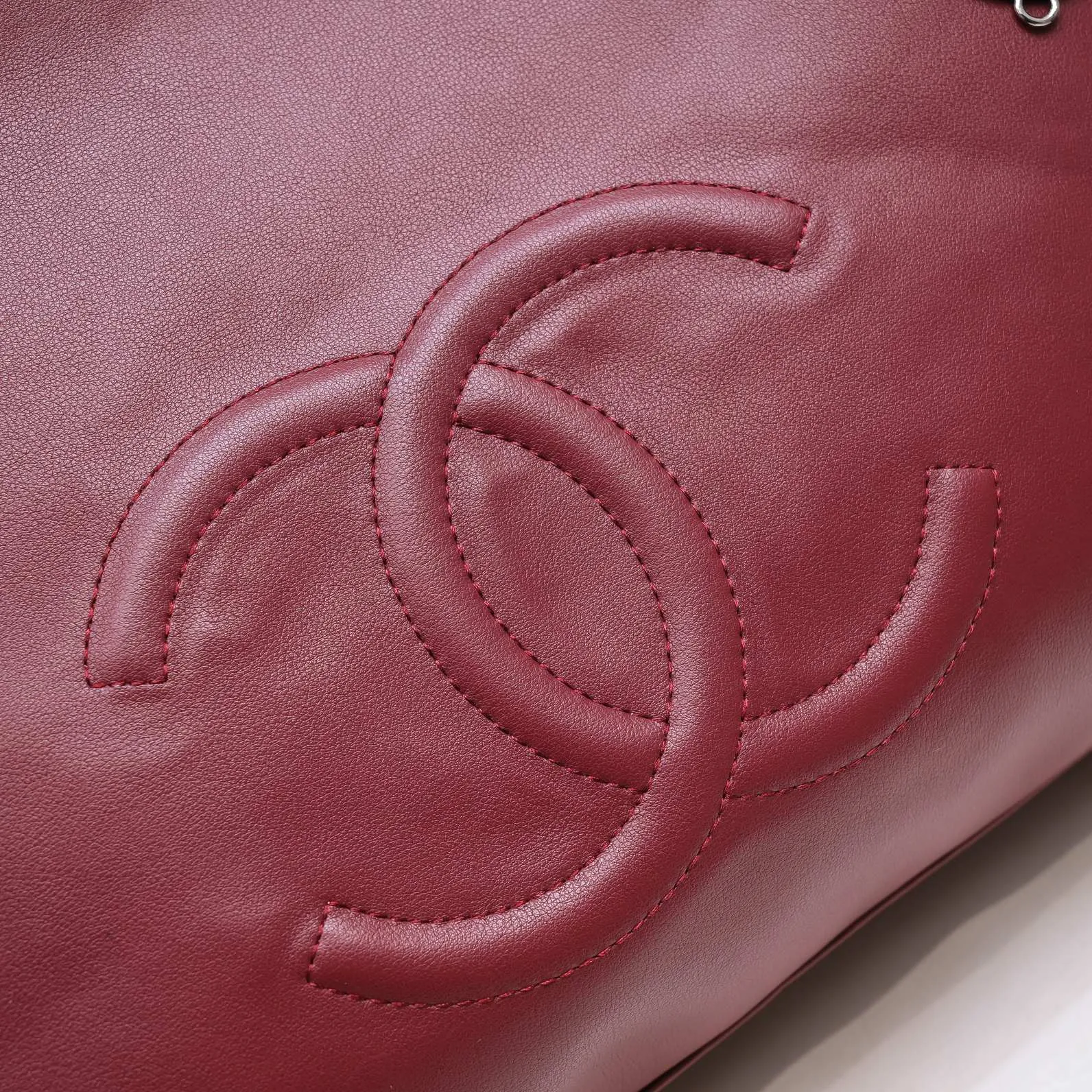 💰480￥Chanel new shopping bag in stock✨✨Chanl A2021 high-end handmade workshop new product tote bag shopping bag 🛍️Simple solid color large logo with woven hardware chain shoulder strap, with silver logo pendant, reflecting the characteristics of the entire bag. It will definitely become a Vintage style in the future! The cowhide leather is super soft, simple, low-key but luxurious, super large capacity, portable and shoulder-carryable! It can hold everything you need for daily outings. This is a perfect bag for holidays! I have to love it💅Model number: 9068 size 42x29cm