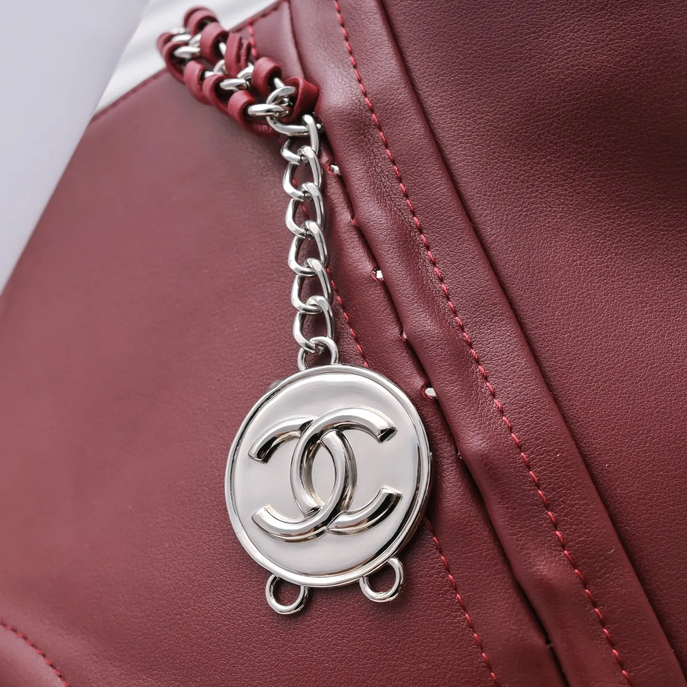 💰480￥Chanel new shopping bag in stock✨✨Chanl A2021 high-end handmade workshop new product tote bag shopping bag 🛍️Simple solid color large logo with woven hardware chain shoulder strap, with silver logo pendant, reflecting the characteristics of the entire bag. It will definitely become a Vintage style in the future! The cowhide leather is super soft, simple, low-key but luxurious, super large capacity, portable and shoulder-carryable! It can hold everything you need for daily outings. This is a perfect bag for holidays! I have to love it💅Model number: 9068 size 42x29cm
