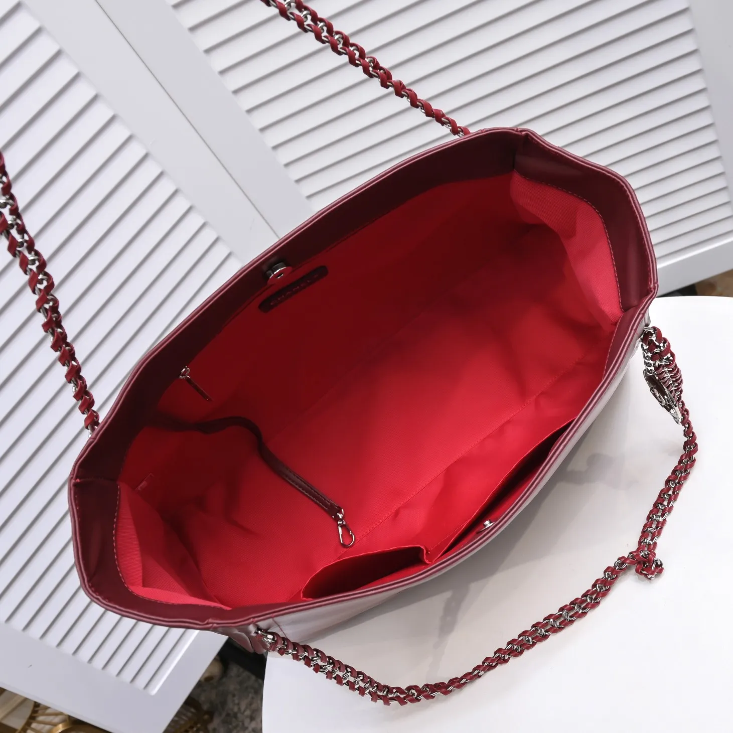 💰480￥Chanel new shopping bag in stock✨✨Chanl A2021 high-end handmade workshop new product tote bag shopping bag 🛍️Simple solid color large logo with woven hardware chain shoulder strap, with silver logo pendant, reflecting the characteristics of the entire bag. It will definitely become a Vintage style in the future! The cowhide leather is super soft, simple, low-key but luxurious, super large capacity, portable and shoulder-carryable! It can hold everything you need for daily outings. This is a perfect bag for holidays! I have to love it💅Model number: 9068 size 42x29cm