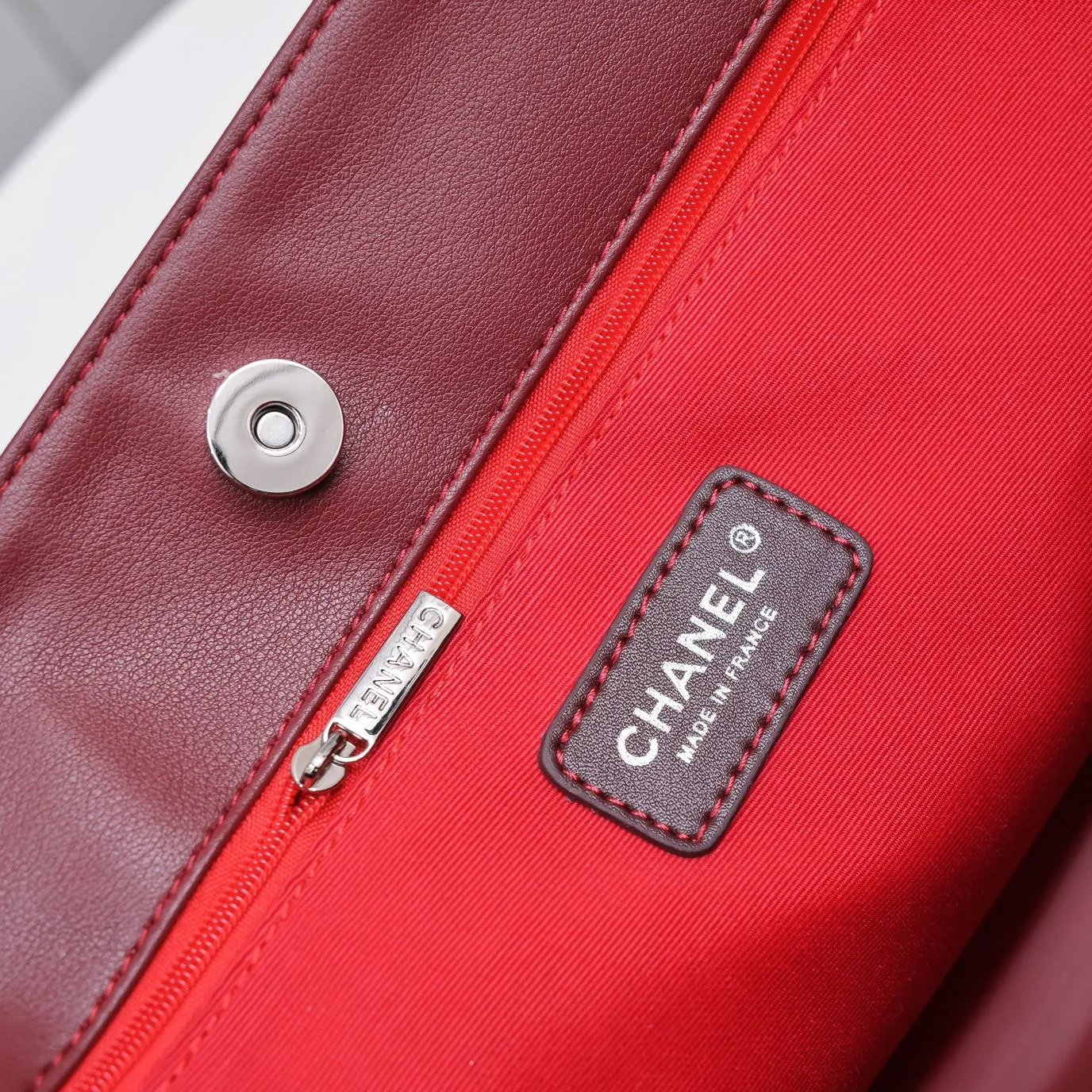 💰480￥Chanel new shopping bag in stock✨✨Chanl A2021 high-end handmade workshop new product tote bag shopping bag 🛍️Simple solid color large logo with woven hardware chain shoulder strap, with silver logo pendant, reflecting the characteristics of the entire bag. It will definitely become a Vintage style in the future! The cowhide leather is super soft, simple, low-key but luxurious, super large capacity, portable and shoulder-carryable! It can hold everything you need for daily outings. This is a perfect bag for holidays! I have to love it💅Model number: 9068 size 42x29cm
