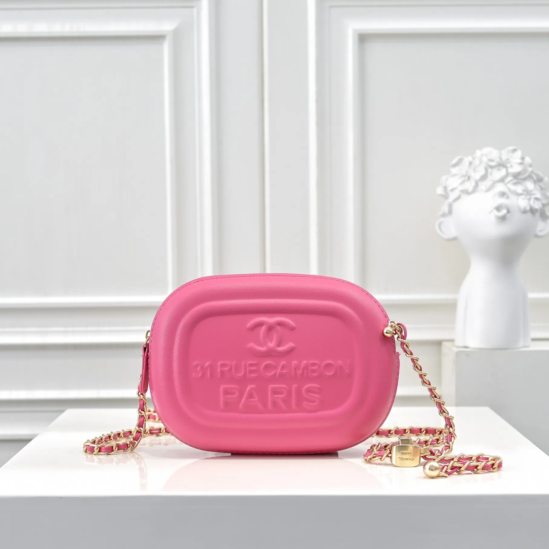 💰380￥CHANEL25C early spring vacation series. Gold fan camera bag. I love this one. The shape is the embossed character design style. I like the versatile object. It is really wow. It is so beautiful. It is a Xiangjia bag that looks small but can hold mobile phone keys, lipstick, powder, card, money, and is just the finishing touch to the whole body look. Size: 18x13cm, style number: 669